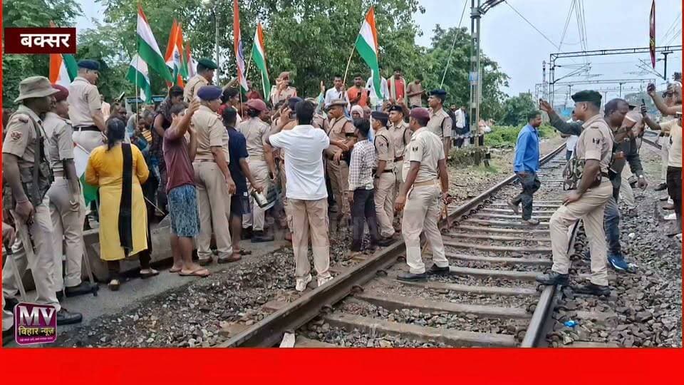 बक्सर में प्रदर्शन का हल्ला बोल कहा खोल दीजिए रेल क्रासिंग नही तो होगा धरना
#mvbiharnews #buxar #railway #railwaystation #buxarstation #viralnews