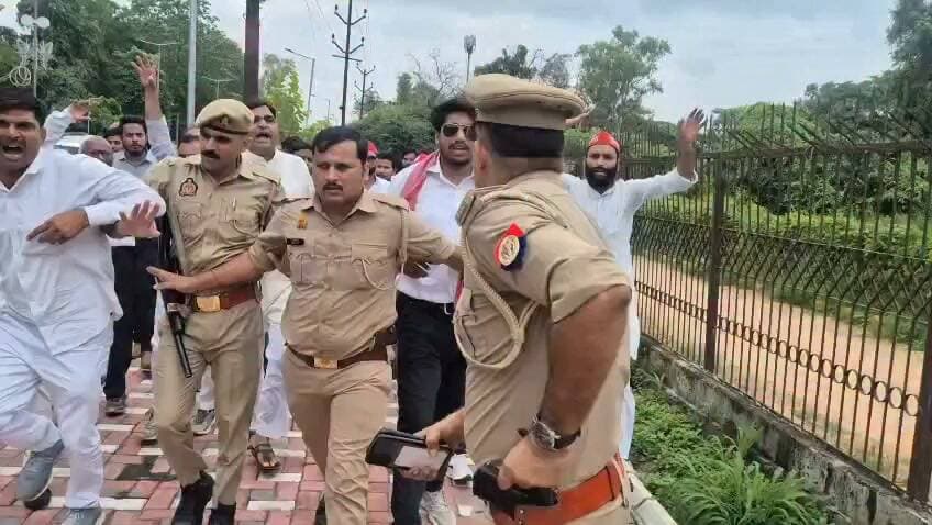 अलीगढ़ में Samajwadi Party के कार्यकर्ताओं के धरने के दौरान पुलिस अधिकारी द्वारा पिस्टल निकालने की घटना,बेहद चिंताजनक और शर्मनाक है।
लोकतंत्र में शांतिपूर्ण विरोध का जवाब हथियारों के प्रदर्शन से नहीं, बल्कि कानून और संवाद से दिया जाना चाहिए। मामले की निष्पक्ष जांच होनी चाहिए और यदि नियमों का उल्लंघन हुआ है तो जिम्मेदार लोगों पर कार्रवाई होनी चाहिए।
#अलीगढ़ #SamajwadiParty #Democracy #लोकतंत्र #जनता_की_आवाज #RuleOfLaw
Akhilesh Yadav
