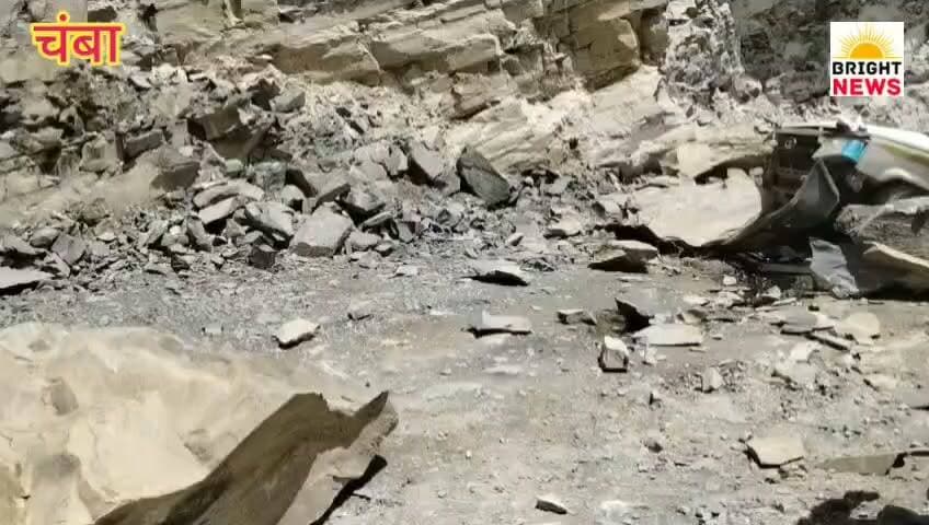 -#चंबा-- पांगी-उदयपुर मार्ग पर पहाड़ से गिरा मलबा, टाटा सूमो हादसे का शिकार, कई लोगों के हताहत होने की आशंका.... #देखिए...
#BrightNews #Chamba #LahaulSpiti #Pangi #Udaypur #RoadAccident #Landslide #TataSumo #BreakingNews #HPNews #IndiaNews #RescueOperation #HimachalPradesh #DevBhoomi #HillState #AccidentNews #CurrentNews #NewsUpdate #Emergency #Police #Disaster