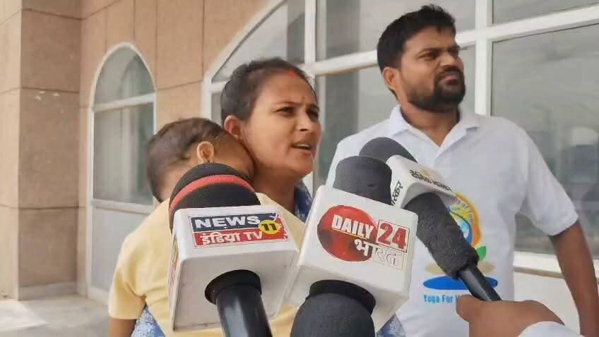 🚨 चित्रकूट: वेतन और नौकरी की मांग को लेकर योग प्रशिक्षकों ने जिलाधिकारी कार्यालय पर दिया था ज्ञापन 🧘♂️
चित्रकूट में योग प्रशिक्षकों ने अपनी लंबित मांगों को लेकर जिलाधिकारी कार्यालय पहुंचकर ज्ञापन सौंपा। प्रशिक्षकों ने नियमित नियुक्ति, मानदेय/वेतन का भुगतान तथा रोजगार से जुड़ी समस्याओं के शीघ्र समाधान की मांग उठाई।
🗣️ योग प्रशिक्षकों का कहना है कि लंबे समय से वे अपनी मांगों को लेकर संबंधित अधिकारियों से गुहार लगा रहे हैं, लेकिन अब तक कोई ठोस समाधान नहीं निकल सका है।
📢 प्रशिक्षकों ने प्रशासन से मांग की है कि उनकी समस्याओं का जल्द निस्तारण किया जाए, ताकि वे बिना किसी आर्थिक और प्रशासनिक परेशानी के अपनी सेवाएं जारी रख सकें।
👉 योग प्रशिक्षकों ने चेतावनी दी कि यदि उनकी मांगों पर शीघ्र सकारात्मक निर्णय नहीं लिया गया, तो वे आगे भी लोकतांत्रिक तरीके से अपना आंदोलन जारी रखेंगे।
#चित्रकूट #योगप्रशिक्षक #DMOffice #वेतन #नौकरी #ज्ञापन #उत्तरप्रदेश #Chitrakoot #UPNews #BreakingNews #Yoga #NewsUpdate