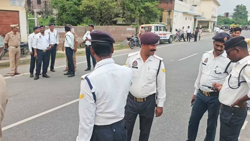 खबरें अभी तक | मऊ शहर में 40 की रफ्तार पार करते ही कार्रवाई, ओवरस्पीड वाहनों पर ट्रैफिक पुलिस सख्त #खबरेंअभीतक #KhabareAbhiTak #मऊ #TrafficPolice #RoadSafety