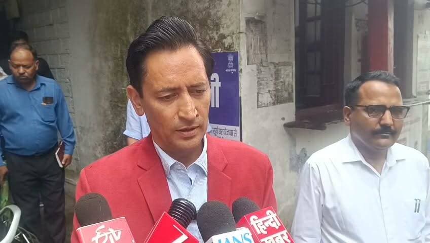 कुमाऊं कमिश्नर दीपक रावत ने किया जिलाधिकारी कार्यालय का वार्षिक निरीक्षण- लंबित वादों के शीघ्र निस्तारण के दिए निर्देश
#कुमाऊं #कमिश्नर #नैनीताल