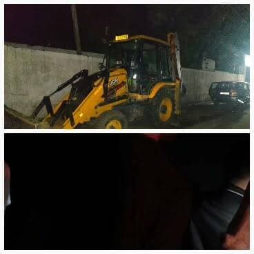 👉*रात के अंधेरे में कुछ लोगों ने जेसीबी 🚜 द्वारा तोड़ा बरसाती पानी रोकने वाला बंधा, गांव पर मंडराया बाढ़ का खतरा*
👉*असगरपुर-ताहरपुर में ग्रामीणों के विरोध के बाद पुलिस ने रुकवाया काम, जेसीबी थाने ले गई*
*मिर्जापुर/सहारनपुर*। थाना मिर्जापुर क्षेत्र के गांव असगरपुर-ताहरपुर में बरसाती पानी से गांव को बचाने के लिए सड़क किनारे वर्षों पहले बनाए गए बंधे को कथित लोगो द्वारा रात के अंधेरे में जेसीबी से तोड़े जाने का मामला सामने आया है। सूचना मिलते ही बड़ी संख्या में ग्रामीण मौके पर पहुंच गए और पुलिस को घटना की जानकारी दी।
ग्रामीणों की सूचना पर थाना मिर्जापुर पुलिस मौके पर पहुंची और जेसीबी से चल रहा कार्य तत्काल बंद करा दिया। बताया जा रहा है कि पुलिस जेसीबी को कब्जे में लेकर थाने ले गई है।
ग्रामीणों का कहना है कि यह बंधा बरसात के दौरान आने वाले तेज पानी को गांव में घुसने से रोकता था। पिछली बरसात में भारी पानी आने के कारण गांव के अंदर जलभराव हो गया था और मुख्य मार्ग भी बंद हो गया था। उस समय डीएम और एसडीएम सहित प्रशासनिक अधिकारियों ने मौके पर पहुंचकर स्थिति का जायजा लिया था।
इसके बावजूद कुछ लोगों ने रात के समय बंधे को पूरी तरह गिरा दिया, जिससे आने वाली बरसात में गांव के अंदर पानी घुसने और भारी नुकसान होने का खतरा बढ़ गया है। ग्रामीणों ने आरोप लगाया कि निजी स्वार्थ के चलते पूरे गांव की सुरक्षा को खतरे में डाला जा रहा है।
ग्रामीणों ने प्रशासन से मांग की है कि टूटे हुए बंधे का जल्द से जल्द दोबारा मजबूत निर्माण कराया जाए, ताकि बरसाती पानी गांव में प्रवेश न कर सके। साथ ही बंधा तोड़ने वालों की पहचान कर उनके खिलाफ सख्त कानूनी कार्रवाई की जाए।
*अब ग्रामीणों की नजर प्रशासन की कार्रवाई पर टिकी है। सवाल यह है कि गांव की सुरक्षा से खिलवाड़ करने वालों पर कार्रवाई होगी या इन लोगों की दबंगई इसी तरह जारी रहेगी*?
*अगर नहीं हुई कोई कार्रवाई तो जिलाधिकारी के यहां करेंगे धरना प्रदर्शन!!
District Magistrate Saharanpur @topfans Imran Masood Naresh Saini हरीश कौशिक बजरंगदल
#TheSaharanpurVoice #News7 #Saharanpur #Mirzapur #Asgarpur #Taharpur #BreakingNews #FloodAlert #FloodRisk #RainUpdate #VillageNews #JCB #PoliceAction #WaterLogging #VillageSafety #DMSaharanpur #SDMSaharanpur #PublicInterest #GraminAwaaz #JusticeForVillagers #SaveVillage #Monsoon2026 #UttarPradesh #HindiNews #GroundReport #बरसाती_पानी #बाढ़_का_खतरा #मिर्जापुर #सहारनपुर #ग्रामीण_आक्रोश
