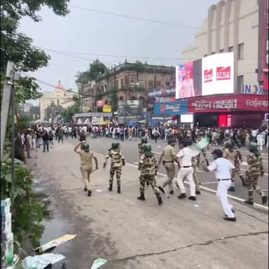 पश्चिम बंगाल में भी छात्र और पुलिस जवान आपस में लड़ रहे है
देश के युवाओं और देश को जवानों को आपस में लड़ाकर ये सरकार AC में बैठकर मजे कर रही है
पूरे देश को आग में झोंक देंगे लेकिन एक मंत्री का इस्तीफा नहीं लेंगे #dharmendrapradhanadhan #educationminister #government #protest #cjp