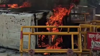 यह तस्वीर छपरा से आ रही है ..प्रदर्शन के आग में धधक उठा छपरा .! #chhapra #protest #Neetpaerleak