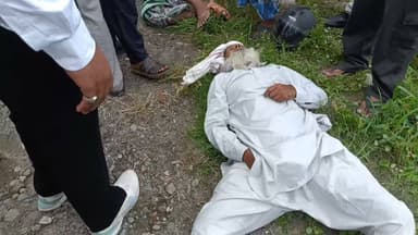 सिरसा मोड़ कट जो अमर ग्रीन रिज़ॉर्ट के सामने बाइक और कार की भिड़ंत,बाइक सवार सिरोली ( किच्छा ) के दो वृद्ध गंभीर रूप से घायल हो गये
NH की लापरवाहियों से कितने लोगों की जान चले गई है लेकिन इस सोये हुए सिस्टम से आज तक कोई अधिकारी यहाँ नहीं गया कि कट को चौड़ा करके और जेब्रा क्रॉसिंग जैसे साइन बोर्ड लगा सके #NHAI #किच्छा #सिरौली #udamsinghnagar #bara