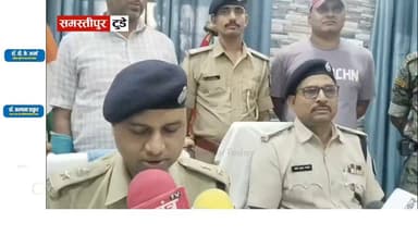 BREAKING: समस्तीपुर पुलिस को मिली बड़ी सफलता ! 25 हजार का इनामी मुख्य आरोपी गिरफ्तार, एक तरफ़ा प्यार में की थी हत्या.....
समस्तीपुर जिले में चर्चित छात्रा हत्याकांड मामले में पुलिस को बड़ी सफलता मिली है। वैनी ओपी क्षेत्र में स्कूल जा रही छात्रा की गोली मारकर हत्या करने के मामले में 25 हजार रुपये के इनामी मुख्य आरोपी और कथित शूटर बबलू कुमार को पुलिस ने गिरफ्तार कर लिया है।
पुलिस अधीक्षक अरविंद प्रताप सिंह ने शनिवार को बताया कि 20 जुलाई को वैनी थाना क्षेत्र के कैजिया विष्णुपुर गांव में छात्रा सुमन कुमारी स्कूल जाने के दौरान दिनदहाड़े गोलीबारी की शिकार हो गई थी। इस सनसनीखेज वारदात के बाद पूरे इलाके में दहशत का माहौल बन गया था।
घटना की गंभीरता को देखते हुए आरोपी की गिरफ्तारी के लिए अपर पुलिस अधीक्षक संजय कुमार पांडेय के नेतृत्व में विशेष जांच दल (एसआईटी) का गठन किया गया। पुलिस ने मुख्य आरोपी बबलू कुमार की गिरफ्तारी पर 25 हजार रुपये का इनाम भी घोषित किया था।
एसपी ने बताया कि तकनीकी साक्ष्यों और गुप्त सूचना के आधार पर एसआईटी ने समस्तीपुर जिले के एक ठिकाने पर छापेमारी कर आरोपी को दबोच लिया। गिरफ्तार आरोपी बबलू कुमार वैनी थाना क्षेत्र के चांदटोली का निवासी है।
छापेमारी के दौरान पुलिस ने आरोपी के पास से एक मोबाइल फोन और चार फायर किए गए खोखे भी बरामद किए हैं। प्रारंभिक जांच में सामने आया है कि छात्रा की हत्या के पीछे प्रेम-प्रसंग मुख्य वजह थी। पुलिस मामले के सभी पहलुओं की गहराई से जांच कर रही है और इस घटना में शामिल अन्य लोगों की भूमिका भी खंगाली जा रही है।
पुलिस का कहना है कि पूछताछ के आधार पर आगे की कार्रवाई जारी है और मामले में जल्द ही अन्य खुलासे होने की संभावना है।
#BreakingNews
#SamastipurNews
#CrimeNews
#SamastipurPolice
#Murder