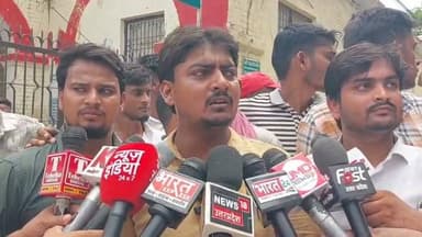 #गाजीपुर।
जंतर मंतर पर लाठीचार्ज के विरोध में प्रदर्शन।
बड़ी संख्या में छात्रों ने किया प्रदर्शन।
पीजी कालेज से छात्रों ने निकाला मार्च।
जिला कलेक्ट्रेट पर छात्रों युवाओं ने किया प्रदर्शन।
