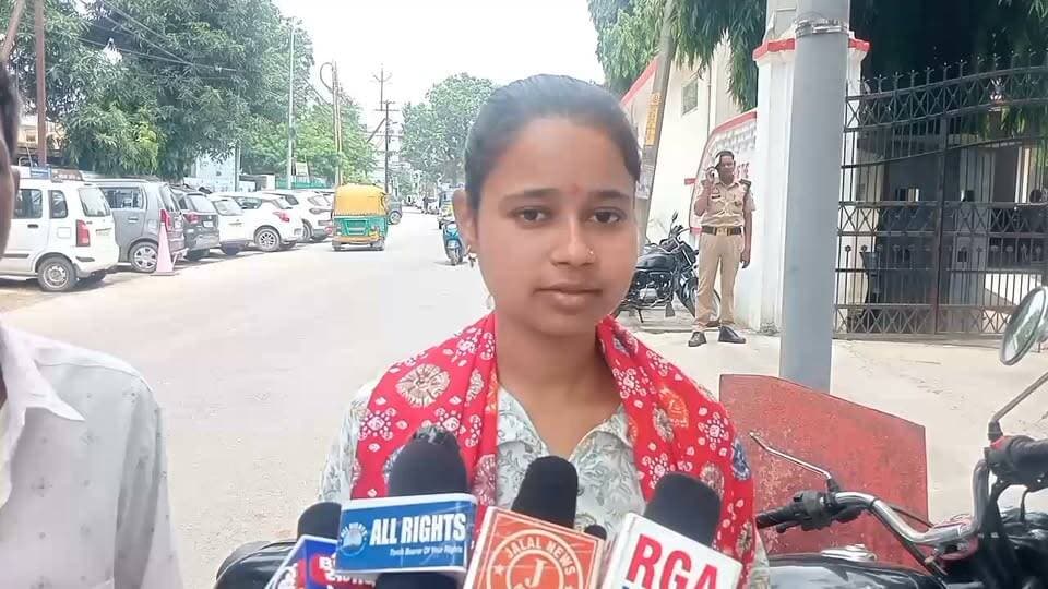 भुता पुलिस पर कार्रवाई न करने का आरोप, एसएसपी से लगाई गुहार
बरेली। भुता थाना क्षेत्र के ग्राम नवादा ब्रहमनान निवासी सूरज पाल ने वरिष्ठ पुलिस अधीक्षक से शिकायत कर आरोप लगाया है कि 22 जुलाई को पड़ोसी अंगन लाल, अंकुर, सुमन पटेल, लवली पटेल और चित्रा पटेल ने घर में घुसकर उनकी पत्नी मीना देवी के साथ मारपीट की। आरोप है कि हमलावरों ने लोहे की रॉड से हमला कर घायल कर दिया, घर में लगे सीसीटीवी कैमरे और एलईडी भी तोड़ दी तथा ₹40 हजार नकद लेकर फरार हो गए। पीड़ित का कहना है कि घटना की तहरीर उनकी पुत्री ने उसी दिन भुता थाने में दी थी, लेकिन अब तक कोई कार्रवाई नहीं हुई। एसएसपी से मामले में रिपोर्ट दर्ज कर आरोपियों के खिलाफ कड़ी कानूनी कार्रवाई तथा परिवार की सुरक्षा की मांग की गई है।
#Bareillynewslive
#viral
#Bareillypolice
#थानाभुता