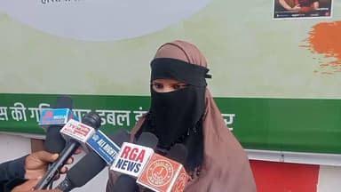 दहेज उत्पीड़न और गर्भवती महिला को घर से निकालने का आरोप, महिला थाने में कार्रवाई की मांग
बरेली। थाना इज्जतनगर क्षेत्र निवासी उजमा ने महिला थाना बरेली में अपने पति समेत ससुराल पक्ष के कई लोगों के खिलाफ दहेज उत्पीड़न, मारपीट और जान से मारने की धमकी देने का आरोप लगाते हुए सख्त कानूनी कार्रवाई की मांग की है।
प्रार्थना पत्र के अनुसार, उजमा का निकाह 14 नवंबर 2025 को मोहम्मद यूसुफ पुत्र स्वर्गीय मोहम्मद हनीफ निवासी मठकमलनयनपुर, थाना इज्जतनगर के साथ मुस्लिम रीति-रिवाज से हुआ था। विवाह में टीवीएस अपाचे मोटरसाइकिल, लगभग पौने तीन तोला सोना सहित करीब 12 लाख रुपये का दहेज दिए जाने का दावा किया गया है।
उजमा का आरोप है कि निकाह के तीन-चार माह बाद पति मोहम्मद यूसुफ, देवर शकील, ननद नथिया व भूरी तथा पति की दो खालाओं सहाना बी और नन्नी ने कम दहेज लाने का ताना देते हुए अतिरिक्त 5 लाख रुपये या चार पहिया वाहन की मांग शुरू कर दी। मांग पूरी न होने पर मानसिक और शारीरिक रूप से प्रताड़ित किया गया तथा आए दिन मारपीट की जाती रही।
प्रार्थना पत्र में कहा गया है कि 5 जुलाई 2026 की सुबह करीब पांच बजे ससुराल पक्ष ने मारपीट कर उसे घर से निकाल दिया और कथित तौर पर जान से मारने की धमकी देते हुए कहा कि जब तक 5 लाख रुपये या चार पहिया वाहन नहीं लाओगी, तब तक घर में प्रवेश नहीं मिलेगा।
पीड़िता ने बताया कि वह वर्तमान में पांच माह की गर्भवती है और उसकी तबीयत भी ठीक नहीं है। उसने महिला थाना पुलिस से सभी आरोपियों के खिलाफ निष्पक्ष जांच कर सख्त कानूनी कार्रवाई किए जाने की मांग की है।
नोट: यह समाचार पीड़िता द्वारा महिला थाना बरेली में दिए गए प्रार्थना पत्र में लगाए गए आरोपों पर आधारित है। मामले में पुलिस की जांच और कानूनी प्रक्रिया के बाद ही आरोपों की पुष्टि होगी।
#बरेलीन्यूज़लाइव