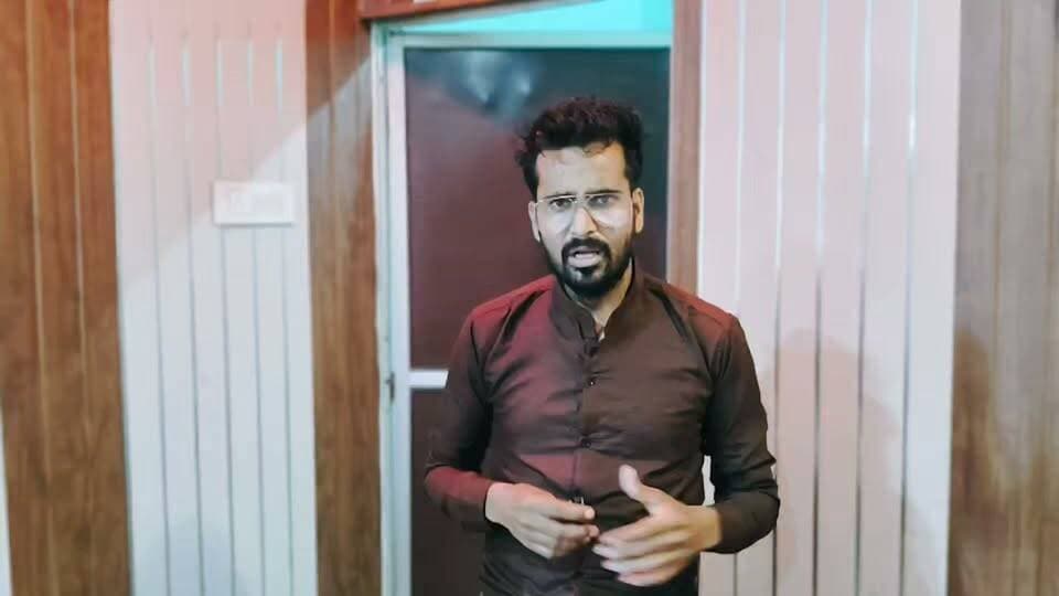 क्षत्रिय समाज को सम्मान नहीं मिलने पर कुंवर बलवंत सिंह का बड़ा ऐलान, बोले— अब विधानसभा चुनाव लड़ूंगा
ललितपुर: क्षत्रिय समाज की उपेक्षा और सम्मान न मिलने से आहत कुंवर बलवंत सिंह ने किया बड़ा राजनीतिक ऐलान, कहा— समाज के स्वाभिमान की लड़ाई अब विधानसभा चुनाव के मैदान में लड़ी जाएगी"
#ललितपुर #कुंवरबलवंतसिंह #क्षत्रियसमाज #विधानसभाचुनाव #उत्तरप्रदेश #राजनीति #ललितपुरन्यूज़ #समाजसम्मान #स्वाभिमान #IndiaDabangNews