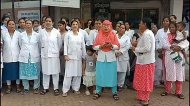 जिला अस्पताल में बढ़ा विवाद: नर्सिंग अधिकारियों ने निलंबन के खिलाफ खोला मोर्चा, निष्पक्ष जांच की मांग
'निरंतर सेवा का मिला फल अपमान' का आरोप, सीसीटीवी जांच और कार्रवाई निरस्त करने की मांग, आंदोलन की चेतावनी
जिला चिकित्सालय डिंडौरी में मरीज के उपचार से जुड़े विवाद ने अब नया मोड़ ले लिया है। आपातकालीन कक्ष में भर्ती एक मरीज के उपचार के दौरान मिनरल वाटर का उपयोग किए जाने के वायरल वीडियो के बाद निलंबित की गई नर्सिंग ऑफिसर के समर्थन में जिला अस्पताल के नर्सिंग अधिकारियों ने कलेक्टर को ज्ञापन सौंपकर कार्रवाई पर पुनर्विचार और निष्पक्ष जांच की मांग की है।
ज्ञापन में नर्सिंग अधिकारियों ने कहा कि 22 जुलाई 2026 को आपातकालीन चिकित्सा कक्ष में भर्ती मरीज के उपचार के दौरान चिकित्सक के निर्देशानुसार निर्धारित प्रक्रिया के तहत कार्य किया गया था। उनका दावा है कि उपचार में किसी प्रकार की लापरवाही नहीं बरती गई, लेकिन बिना उनका पक्ष सुने एकपक्षीय कार्रवाई करते हुए नर्सिंग ऑफिसर को निलंबित कर दिया गया, जिससे पूरे नर्सिंग स्टाफ का मनोबल प्रभावित हुआ है।
नर्सिंग अधिकारियों ने मांग की है कि अस्पताल परिसर में लगे सीसीटीवी कैमरों की फुटेज की जांच कर पूरे घटनाक्रम की निष्पक्ष पड़ताल कराई जाए, ताकि वास्तविक स्थिति सामने आ सके। उनका कहना है कि इससे यह स्पष्ट हो जाएगा कि उपचार चिकित्सकीय प्रोटोकॉल के अनुरूप किया गया था।
ज्ञापन में यह भी आरोप लगाया गया है कि सिविल सर्जन द्वारा नर्सिंग स्टाफ को डॉक्टरों के निर्देश के बिना मरीजों का उपचार नहीं करने की बात कही गई, जबकि संबंधित उपचार चिकित्सक के निर्देश पर ही किया गया था।
नर्सिंग अधिकारियों ने कलेक्टर से पूरे मामले की निष्पक्ष जांच कर न्यायसंगत निर्णय लेने की मांग की है। साथ ही चेतावनी दी है कि यदि उनकी मांगों पर शीघ्र निर्णय नहीं लिया गया तो वे आंदोलन का रास्ता अपनाने के लिए बाध्य होंगे।
गौरतलब है कि इस मामले में वायरल वीडियो के बाद प्रशासन ने संबंधित नर्सिंग ऑफिसर को निलंबित किया था। अब नर्सिंग स्टाफ खुलकर उनके समर्थन में सामने आ गया है, जिससे जिला अस्पताल का यह मामला और अधिक संवेदनशील हो गया है।
#Dindori #DistrictHospital #NursingStaff #Healthcare #MadhyaPradesh #HospitalControversy #BreakingNews #JansamparkDigital #MedicalNews #DindoriNews
