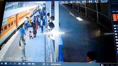 बड़ा हादसा टला: चलती ट्रेन से फिसला यात्री, RPF जवानों की फुर्ती से बची जान।
*लोकेशन - गया | 24 NEWS LIVE*
गया जंक्शन पर एक बड़ा रेल हादसा बाल-बाल टल गया। धनबाद-सासाराम इंटरसिटी एक्सप्रेस से उतरने के दौरान एक यात्री का संतुलन बिगड़ गया और वह प्लेटफॉर्म व पटरी के बीच गिरने ही वाला था। मौके पर मौजूद RPF जवानों ने सेकंडों में दौड़कर उसे खींच लिया, जिससे उसकी जान बच गई। पूरी घटना स्टेशन पर लगे CCTV में कैद हो गई है।
*'ऑपरेशन जीवन रक्षा' के तहत दिखाई सतर्कता*
पूर्व मध्य रेलवे के DDU मंडल अंतर्गत RPF पोस्ट गया के जवान सादे लिबास में आपराधिक एवं संदिग्ध गतिविधियों पर नजर रखने के लिए स्टेशन पर गश्त कर रहे थे। टीम में ASI पवन कुमार, प्रधान आरक्षी वशिष्ठ यादव और आरक्षी राकेश कुमार सिंह शामिल थे।
इसी दौरान प्लेटफॉर्म नंबर-1 से गाड़ी संख्या 13305 अप धनबाद-सासाराम इंटरसिटी अपने निर्धारित ठहराव के बाद रवाना हो रही थी। चलती ट्रेन से एक यात्री ने उतरने की कोशिश की। पैर रखते ही उसका संतुलन बिगड़ा और वह गैप की तरफ फिसल गया।
ड्यूटी पर तैनात RPF कर्मियों ने बिना देर किए यात्री को पकड़कर सुरक्षित बाहर निकाल लिया।
*सिवान निवासी यात्री, वैध टिकट मिला*
बचाए गए यात्री की पहचान *रवि कुमार (56 वर्ष), पिता दद्दू प्रसाद, निवासी सिवान* के रूप में हुई है। उनके पास पहाड़पुर से गया तक का वैध यात्रा टिकट भी मिला। घटना के बाद यात्री ने RPF जवानों का आभार जताया। प्लेटफॉर्म पर मौजूद लोगों ने भी जवानों की बहादुरी की सराहना की।
*RPF की अपील - चलती ट्रेन में न चढ़ें, न उतरें*
RPF गया ने बताया कि यह कार्रवाई 'ऑपरेशन जीवन रक्षा' के तहत की गई। विभाग ने यात्रियों से अपील की है कि चलती ट्रेन में चढ़ने-उतरने का प्रयास न करें, छोटी सी लापरवाही जानलेवा हो सकती है।
यात्रियों की सुरक्षा सर्वोच्च प्राथमिकता है और ऐसी स्थितियों में त्वरित कार्रवाई जारी रहेगी।
#GayaNews #GayaJunction #BiharNews #RPF #RPFSavedLife #OperationJeevanRaksha #IndianRailways #24NewsLive #TrainAccident