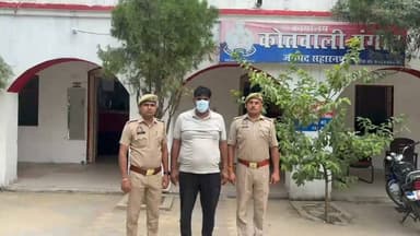 TheSaharanpurVoice / News7
सच्चाई के साथ हरदम
👉🏾 पटाखा फैक्ट्री विस्फोट में बड़ी कार्रवाई, फैक्ट्री मालिक हसन गिरफ्तार!!
👉🏾 लाइसेंस से अधिक बारूद, प्रतिबंधित पटाखों के निर्माण और लापरवाही का आरोप, दो मजदूरों की मौत के बाद पुलिस का शिकंजा!!
सहारनपुर। गंगोह थाना क्षेत्र के नया कुण्डा स्थित राणा फायर वर्क्स पटाखा फैक्ट्री में हुए भीषण विस्फोट मामले में सहारनपुर पुलिस ने बड़ी कार्रवाई करते हुए फैक्ट्री संचालक हसन को गिरफ्तार कर लिया है।
पुलिस के अनुसार आरोपी ने लाइसेंस की शर्तों का उल्लंघन करते हुए निर्धारित सीमा से अधिक विस्फोटक सामग्री का भंडारण किया। साथ ही फैक्ट्री में प्रतिबंधित पटाखों का निर्माण कराया जा रहा था, जिससे मजदूरों की सुरक्षा को गंभीर खतरे में डाला गया।
पुलिस का कहना है कि इसी लापरवाही के चलते हुए विस्फोट में दो मजदूरों की मौत हो गई, जबकि दो अन्य मजदूर अब भी लापता बताए जा रहे हैं। मामले में आरोपी के खिलाफ संबंधित धाराओं में मुकदमा दर्ज कर आगे की कानूनी कार्रवाई की जा रही है।
#News7 #TheSaharanpurVoice #Saharanpur #Gangoh #FirecrackerFactory #FactoryBlast #UPPolice #BreakingNews #FireSafety #TrendingPost #FacebookPost #UttarPradeshNews #Justice #Explosion #ViralNews