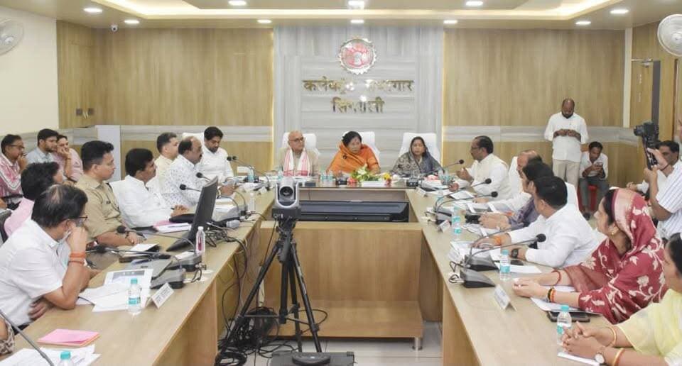 विस्थापित परिवारों को समयबद्ध मिले सभी लाभ, उद्योगों में प्राथमिकता से मिले रोजगार : प्रभारी मंत्री संपतिया उईके
ट्रॉमा सेंटर से मरीजों को गुमराह कर निजी अस्पताल ले जाने वाले एम्बुलेंस चालकों पर एफआईआर दर्ज करने के निर्देश
डीएमएफ के पुराने कार्य पूरे होने के बाद ही नए निर्माण कार्यों को मिले स्वीकृति
सिंगरौली, 26 जुलाई 2026/ मध्यप्रदेश शासन की लोक स्वास्थ्य यांत्रिकी विभाग की मंत्री एवं सिंगरौली जिले की प्रभारी मंत्री श्रीमती संपतिया उईके ने कहा है कि विस्थापन से प्रभावित प्रत्येक परिवार को निर्धारित समय-सीमा में पुनर्वास एवं विस्थापन संबंधी सभी लाभ उपलब्ध कराना सुनिश्चित किया जाए। साथ ही जिले में संचालित औद्योगिक कंपनियों में विस्थापितों को प्राथमिकता के आधार पर रोजगार उपलब्ध कराया जाए। उन्होंने स्पष्ट निर्देश दिए कि जिला चिकित्सालय एवं ट्रॉमा सेंटर में आने वाले मरीजों को गुमराह कर निजी अस्पतालों में ले जाने वाले निजी एम्बुलेंस चालकों के विरुद्ध एफआईआर दर्ज कर कठोर कार्रवाई की जाए।प्रभारी मंत्री श्रीमती उईके कलेक्ट्रेट सभागार में आयोजित अंतरविभागीय समीक्षा बैठक की अध्यक्षता कर रही थीं। बैठक के प्रारंभ में कलेक्टर श्री गौरव बैनल ने प्रभारी मंत्री सहित उपस्थित जनप्रतिनिधियों का स्वागत करते हुए विभिन्न विभागों के एजेंडा बिंदुओं की जानकारी दी।
बैठक में राज्यमंत्री पंचायत एवं ग्रामीण विकास विभाग श्रीमती राधा सिंह, सांसद डॉ. राजेश मिश्र, सिंगरौली विधायक श्री रामनिवास शाह, देवसर विधायक श्री राजेंद्र मेश्राम, सिहावल विधायक श्री विश्वामित्र पाठक, नगर निगम महापौर श्रीमती रानी अग्रवाल, नगर निगम अध्यक्ष श्री देवेश पाण्डेय, वन मंडलाधिकारी श्री अखिल बंसल, भाजपा जिलाध्यक्ष श्री सुन्दर लाल शाह, अध्यक्ष नगर परिषद बगरवा प्रमिला बर्मा, जिला पंचायत उपाध्यक्ष श्रीमती अर्चना सिंह, उपस्थित रहे।प्रभारी मंत्री ने प्रधानमंत्री खनिज क्षेत्र कल्याण योजना (डीएमएफ) की समीक्षा करते हुए निर्देश दिए कि जिला खनिज प्रतिष्ठान मद से स्वीकृत पुराने निर्माण कार्यों को प्राथमिकता से पूर्ण कराया जाए। इसके बाद ही नए निर्माण कार्यों को स्वीकृति दी जाए। उन्होंने शिक्षा, स्वास्थ्य एवं विद्युतीकरण जैसे उच्च प्राथमिकता वाले क्षेत्रों के लिए गुणवत्तापूर्ण परियोजनाएं तैयार करने के निर्देश भी दिए।उन्होंने विद्यालयों की आधारभूत सुविधाओं की समीक्षा करते हुए कहा कि जर्जर विद्यालय भवनों का समय पर सुधार कराया जाए तथा विद्यार्थियों को पाठ्यपुस्तक, गणवेश एवं अन्य आवश्यक सामग्री समय पर उपलब्ध कराई जाए। स्वास्थ्य विभाग को निर्देशित करते हुए उन्होंने कहा कि सभी प्राथमिक एवं सामुदायिक स्वास्थ्य केन्द्रों में आवश्यक उपकरण, चिकित्सकों की उपलब्धता तथा स्वच्छता की बेहतर व्यवस्था सुनिश्चित की जाए।
बैठक के दौरान सिंगरौली विधायक श्री रामनिवास शाह ने शॉपिंग प्लाजा से विस्थापित व्यापारियों की समस्या उठाते हुए बताया कि लगभग दो वर्ष पूर्व व्यापारियों को स्थानांतरित किए जाने के बाद भी न तो नई दुकानें आवंटित की गईं और न ही प्लाजा का निर्माण पूरा हुआ है, जिससे उनकी आजीविका प्रभावित हो रही है। उन्होंने नगर क्षेत्र की सड़कों, नालियों एवं स्ट्रीट लाइट की समस्याओं की ओर भी ध्यान आकर्षित कराया। इस पर प्रभारी मंत्री ने नगर निगम आयुक्त को निर्देश दिए कि 10 दिवस के भीतर शॉपिंग प्लाजा का संस्थागत परीक्षण कराकर जांच प्रतिवेदन प्रस्तुत किया जाए, ताकि व्यापारियों की समस्याओं का शीघ्र समाधान किया जा सके। साथ ही निर्माण कार्यों में लापरवाही बरतने वाले संविदाकारों को ब्लैकलिस्ट कर अनुबंध के अनुसार दंडात्मक कार्रवाई करने के निर्देश भी दिए। स्मार्ट सिटी एवं नगरीय विकास की समीक्षा के दौरान प्रभारी मंत्री ने कहा कि शहर के आधारभूत अधोसंरचना विकास कार्य निर्धारित समय-सीमा में पूर्ण किए जाएं तथा प्रस्तावित बायपास सड़क निर्माण कार्य शीघ्र प्रारंभ कराया जाए। उन्होंने सभी विभागों को केंद्र एवं राज्य शासन की जनकल्याणकारी योजनाओं का शत-प्रतिशत लाभ पात्र हितग्राहियों तक पहुंचाने के निर्देश दिए।
स्वास्थ्य विभाग की समीक्षा में उन्होंने प्रत्येक विकासखंड में पंचायत क्लस्टर बनाकर नियमित स्वास्थ्य शिविर आयोजित करने, नि:शुल्क जांच एवं दवा वितरण सुनिश्चित करने, सभी पीएचसी एवं विकासखंड स्तर पर चिकित्सकों की पदस्थापना करने, जिला चिकित्सालय में ऑर्थोपेडिक सर्जरी हेतु ऑपरेशन थिएटर की व्यवस्था विकसित करने तथा ब्लड बैंक की स्थापना एवं संचालन शीघ्र प्रारंभ करने के निर्देश दिए। शिक्षा विभाग की समीक्षा करते हुए प्रभारी मंत्री ने संदीपनी विद्यालयों में संचालित बसों का संचालन निर्धारित सुरक्षा मानकों के अनुरूप सुनिश्चित करने के निर्देश दिए। उन्होंने जिला शिक्षा अधिकारी एवं जनजातीय कार्य विभाग के अधिकारियों को छात्रावासों का संयुक्त निरीक्षण कर सभी आवश्यक व्यवस्थाएं सुनिश्चित करने, सीसीटीवी कैमरे स्थापित कराने तथा छात्रावास अधीक्षिकाओं की अनिवार्य रूप से छात्रावास में उपस्थिति सुनिश्चित करने के निर्देश भी दिए। ऊर्जा विभाग की समीक्षा के दौरान उन्होंने ग्रामीण एवं दूरस्थ क्षेत्रों का सर्वे कर शत-प्रतिशत विद्युतीकरण सुनिश्चित करने तथा नवीकरणीय ऊर्जा को बढ़ावा देने के लिए व्यापक जनजागरूकता अभियान चलाने के निर्देश दिए। कृषि विभाग को किसानों की आवश्यकता के अनुरूप खाद एवं बीज उपलब्ध कराने तथा प्रत्येक विकासखंड में प्राकृतिक एवं जैविक खेती को प्रोत्साहित करने के लिए ग्राम पंचायत स्तर पर क्लस्टर विकसित करने के निर्देश दिए।
बैठक में राज्यमंत्री श्रीमती राधा सिंह ने निर्देश दिए कि ऐसे मझरे-टोले, जहां 20 से कम परिवार निवासरत हैं, वहां भी डीएमएफ मद से विद्युतीकरण कार्य कराए जाएं। उन्होंने स्मार्ट सिटी की परिकल्पना को साकार करने के लिए यातायात व्यवस्था सुधारने हेतु वैकल्पिक मार्ग विकसित करने तथा शहर के सौंदर्यीकरण की जिम्मेदारियां निर्धारित करने के निर्देश दिए। इस अवसर पर सांसद डॉ. राजेश मिश्र ने जानकारी दी कि शीघ्र ही सिंगरौली जिले में टेलीमेडिसिन के माध्यम से एम्स की विशेषज्ञ स्वास्थ्य सेवाएं उपलब्ध कराई जाएंगी। उन्होंने स्वीकृत 100 बिस्तरीय चिकित्सालय का निर्माण कार्य समय-सीमा में पूर्ण करने पर भी जोर दिया। बैठक में देवसर विधायक श्री राजेंद्र मेश्राम एवं सिहावल विधायक श्री विश्वामित्र पाठक ने भी विभिन्न विकास कार्यों एवं जनहित के मुद्दों पर अपने सुझाव प्रस्तुत किए। बैठक के दौरान अपर कलेक्टर पी.एस. त्रिपाठी, अतिरिक्त पुलिस अधीक्षक सर्वप्रिय सिन्हा, एसडीएम सुरेश जाधव, नगर निगम आयुक्त सविता प्रधान सहित विभिन्न विभागों के अधिकारी उपस्थित रहे।