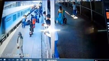 चलती ट्रेन से उतरते समय फिसला यात्री, आरपीएफ जवानों ने दिखाई बहादुरी; ऑपरेशन 'जीवन रक्षा' के तहत बचाई अनमोल जान
गया: गया जंक्शन पर रेलवे सुरक्षा बल (आरपीएफ) की सतर्कता और त्वरित कार्रवाई से एक बड़ा हादसा टल गया। पूर्व मध्य रेलवे के डीडीयू मंडल के अंतर्गत रेलवे सुरक्षा बल पोस्ट, गया द्वारा संचालित 'ऑपरेशन जीवन रक्षा' के तहत चलती ट्रेन से उतरने के दौरान फिसलकर प्लेटफॉर्म और पटरी के बीच गिरने जा रहे एक यात्री की जान बचा ली गई।
घटना शनिवार सुबह करीब 9:35 बजे की है। आरपीएफ के सहायक उप निरीक्षक पवन कुमार, प्रधान आरक्षी वशिष्ठ यादव और आरक्षी राकेश कुमार सिंह गया रेलवे स्टेशन पर सादे लिबास में संदिग्ध गतिविधियों की निगरानी और गश्त कर रहे थे। इसी दौरान गाड़ी संख्या 13305 अप धनबाद–सासाराम इंटरसिटी एक्सप्रेस अपने निर्धारित ठहराव के बाद प्लेटफॉर्म संख्या 1 से रवाना होने लगी।
ट्रेन के चलने के दौरान एक यात्री उतरने का प्रयास करने लगा। इसी क्रम में उसका संतुलन बिगड़ गया और वह प्लेटफॉर्म तथा ट्रेन के बीच बने गैप की ओर गिरने लगा। स्थिति बेहद गंभीर थी और कुछ ही क्षणों की देरी उसकी जान पर भारी पड़ सकती थी।
मौके पर मौजूद आरपीएफ कर्मियों ने बिना समय गंवाए दौड़ लगाई और साहस एवं सूझबूझ का परिचय देते हुए यात्री को प्लेटफॉर्म और पटरी के बीच गिरने से पहले ही सुरक्षित बाहर खींच लिया। उनकी इस त्वरित कार्रवाई से एक बड़ा रेल हादसा टल गया और यात्री की जान बच गई।
बचाए गए यात्री की पहचान रवि कुमार (56 वर्ष), पिता दद्दू प्रसाद, निवासी सिवान (बिहार) के रूप में हुई है। उनके पास पहाड़पुर से गया तक का वैध यात्रा टिकट (संख्या ARC 74185766) भी मिला। आरपीएफ अधिकारियों ने बताया कि सहायक उप निरीक्षक पवन कुमार, प्रधान आरक्षी वशिष्ठ यादव और आरक्षी राकेश कुमार सिंह की बहादुरी, सतर्कता और त्वरित निर्णय के कारण एक अनमोल जीवन सुरक्षित बचाया जा सका। पूरी घटना रेलवे स्टेशन पर लगे सीसीटीवी कैमरे में भी रिकॉर्ड हुई है।
#गयाजी
#GayaPolice
#latestnewsindia
#LatestNews
#gaya
#CrimeNews
#gayastation