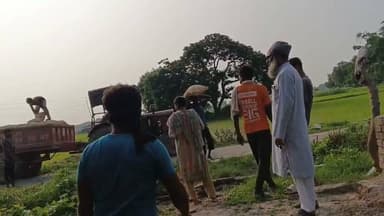 आबादी की भूमि पर निर्माण को लेकर विवाद, दीवार गिराने का वीडियो वायरल
पीड़ित ने पुलिस की कार्रवाई पर उठाए सवाल, निष्पक्ष जांच की मांग
✒️रिपोर्ट पिंटू तिवारी
उत्तर प्रदेश के फतेहपुर जिले के खखरेरू थाना क्षेत्र की शिवपुरी पुलिस चौकी अंतर्गत नगदीपुर गांव में आबादी की भूमि पर निर्माण कार्य को लेकर विवाद सामने आया है। गांव निवासी मोहम्मद शमीम ने आरोप लगाया है कि वर्षों से उनके कब्जे वाली भूमि पर निर्माण कार्य पुलिस के हस्तक्षेप के कारण रुकवाया जा रहा है, जबकि कुछ लोगों द्वारा उनकी बनाई गई दीवार भी गिरा दी गई। घटना से जुड़ा एक वीडियो सोशल मीडिया पर वायरल बताया जा रहा है। हालांकि, वायरल वीडियो की स्वतंत्र पुष्टि नहीं हुई है।
फतेहपुर। खखरेरू थाना क्षेत्र के नगदीपुर गांव में आबादी की भूमि को लेकर विवाद ने नया मोड़ ले लिया है। गांव निवासी मोहम्मद शमीम का आरोप है कि उनके बुजुर्गों के समय से सहन के सामने स्थित आबादी की भूमि पर उनका कब्जा चला आ रहा है। उनका कहना है कि इस भूमि की वर्षों पहले तारबंदी की गई थी तथा वहीं पर उनके पेयजल का बोर भी स्थापित है।
पीड़ित के अनुसार, जब भी वह उक्त भूमि पर निर्माण कार्य शुरू करते हैं, गांव के कुछ लोग पुलिस को सूचना देकर काम रुकवा देते हैं। उनका आरोप है कि इसी दौरान कुछ लोगों ने उनकी बनाई जा रही दीवार भी गिरा दी। दीवार गिराने का कथित वीडियो सोशल मीडिया पर वायरल होने के बाद मामला चर्चा का विषय बन गया है।
मोहम्मद शमीम ने सवाल उठाया कि यदि भूमि विवाद के संबंध में किसी सक्षम न्यायालय का स्थगन आदेश (स्टे) या सक्षम राजस्व अधिकारी का लिखित आदेश मौजूद नहीं है, तो पुलिस किस आधार पर निर्माण कार्य में हस्तक्षेप कर रही है। उनका कहना है कि आबादी की भूमि से जुड़े मामलों में राजस्व विभाग भी लंबे समय से चले आ रहे कब्जे के आधार पर कार्रवाई करता है, ऐसे में पुलिस की भूमिका पर स्पष्टता आवश्यक है।
पीड़ित ने पूरे मामले की निष्पक्ष जांच कराने, दीवार गिराने के आरोपियों के विरुद्ध कानूनी कार्रवाई करने तथा बिना वैधानिक आदेश के निर्माण कार्य में हस्तक्षेप बंद कराने की मांग की है।
फिलहाल पुलिस की ओर से इस मामले में विस्तृत आधिकारिक बयान सामने नहीं आया है। यदि जांच में किसी पक्ष की ओर से कानून का उल्लंघन पाया जाता है तो नियमानुसार कार्रवाई की जाएगी।
> महत्वपूर्ण नोट: यह समाचार उपलब्ध शिकायत, स्थानीय दावों और सोशल मीडिया पर वायरल बताए जा रहे वीडियो के आधार पर तैयार किया गया है। वायरल वीडियो की स्वतंत्र पुष्टि नहीं हुई है। मामले की वास्तविक स्थिति प्रशासनिक जांच और आधिकारिक बयान के बाद ही स्पष्ट होगी।
भूमि विवाद अक्सर सामाजिक तनाव का कारण बनते हैं। ऐसे मामलों में कानून के अनुसार राजस्व एवं पुलिस प्रशासन की समन्वित, निष्पक्ष और पारदर्शी कार्रवाई आवश्यक है, ताकि किसी भी पक्ष के अधिकारों का हनन न हो और विवाद का समाधान वैधानिक प्रक्रिया के तहत किया जा सके।
🟥 एनडी न्यूज़ एवं दैनिक निष्पक्ष धारा सभी नागरिकों से अपील करता है कि भूमि विवादों का समाधान कानून और सक्षम न्यायालय अथवा राजस्व अधिकारियों के माध्यम से कराएं। किसी भी प्रकार की तोड़फोड़, दबाव या हिंसात्मक गतिविधि से बचें। प्रशासन से भी अपेक्षा है कि मामले की निष्पक्ष जांच कर तथ्यों के आधार पर उचित कार्रवाई सुनिश्चित करे, जिससे आमजन का कानून पर विश्वास बना रहे।
👇👇👇
#NDNews #दैनिकनिष्पक्षधारा #Fatehpur #Khakhreru #ShivpuriChowki #Nagadipur #LandDispute #ViralVideo #BreakingNews #UPNews #Police #RevenueDepartment #Justice #LawAndOrder #PropertyDispute #UttarPradesh
👇👇
@dgpup
@RSSorg
@UPGovt
@wpl1090
@RSSgeet
@Uppolice
@MIB_India
@PMOIndia
@HMOIndia
@abmanglik
@VHPDigital
@igrangealld
@myogioffice
@InfoDeptUP
@dmfatehpur
@sdmsadarftp
@CMOfficeUP
@CMOUP_RC
@UPPRD1948
@ChiefSecyUP
@ChiefSecyUP
@MahantYogiG
@FatehpurSdm
@fatehpurpolice
@BajrangDalOrg
@rashtrapatibhvn
@UPMahilaKalyan
@112UttarPradesh
@myogiadityanath
@CommissionerPrg
@ADGZonPrayagraj
👇👇
🟥 ND NEWS | दैनिक निष्पक्ष धारा
मुख्य संपादक / संस्थापक: राजन सिंह हाड़ा
सह-संपादक: शालिनी सिंह भदौरिया
✒️ रिपोर्ट: सहयोगी शिवा गुप्ता के साथ जिला ब्यूरो अजय श्रीवास्तव
📍 कार्यालय-3: U158, हीरा स्वीट्स के पास, विकास मार्ग, लक्ष्मी नगर, पूर्वी दिल्ली, पिन कोड – 110092 (NCR)
📍 कार्यालय-2: विधानसभा रोड, बर्लिंगटन चौराहा, लखनऊ – 226001 (UP)
📍 कार्यालय-1: 1/1 अटल बिहारी चौराहा, नियर बर्मा चौराहा, फतेहपुर – 212601 (UP)
📅 दिनांक: 27 जुलाई 2026
📆 दिन: सोमवार
📧 Email: ndnewschannel@gmail.com
📞 मोबाइल: 9696119696