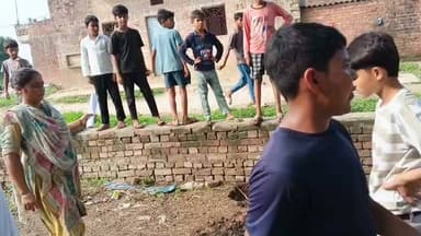 आबादी की भूमि पर निर्माण को लेकर विवाद, दीवार गिराने का वीडियो वायरल
पीड़ित ने पुलिस की कार्रवाई पर उठाए सवाल, निष्पक्ष जांच की मांग
✒️रिपोर्ट पिंटू तिवारी
उत्तर प्रदेश के फतेहपुर जिले के खखरेरू थाना क्षेत्र की शिवपुरी पुलिस चौकी अंतर्गत नगदीपुर गांव में आबादी की भूमि पर निर्माण कार्य को लेकर विवाद सामने आया है। गांव निवासी मोहम्मद शमीम ने आरोप लगाया है कि वर्षों से उनके कब्जे वाली भूमि पर निर्माण कार्य पुलिस के हस्तक्षेप के कारण रुकवाया जा रहा है, जबकि कुछ लोगों द्वारा उनकी बनाई गई दीवार भी गिरा दी गई। घटना से जुड़ा एक वीडियो सोशल मीडिया पर वायरल बताया जा रहा है। हालांकि, वायरल वीडियो की स्वतंत्र पुष्टि नहीं हुई है।
फतेहपुर। खखरेरू थाना क्षेत्र के नगदीपुर गांव में आबादी की भूमि को लेकर विवाद ने नया मोड़ ले लिया है। गांव निवासी मोहम्मद शमीम का आरोप है कि उनके बुजुर्गों के समय से सहन के सामने स्थित आबादी की भूमि पर उनका कब्जा चला आ रहा है। उनका कहना है कि इस भूमि की वर्षों पहले तारबंदी की गई थी तथा वहीं पर उनके पेयजल का बोर भी स्थापित है।
पीड़ित के अनुसार, जब भी वह उक्त भूमि पर निर्माण कार्य शुरू करते हैं, गांव के कुछ लोग पुलिस को सूचना देकर काम रुकवा देते हैं। उनका आरोप है कि इसी दौरान कुछ लोगों ने उनकी बनाई जा रही दीवार भी गिरा दी। दीवार गिराने का कथित वीडियो सोशल मीडिया पर वायरल होने के बाद मामला चर्चा का विषय बन गया है।
मोहम्मद शमीम ने सवाल उठाया कि यदि भूमि विवाद के संबंध में किसी सक्षम न्यायालय का स्थगन आदेश (स्टे) या सक्षम राजस्व अधिकारी का लिखित आदेश मौजूद नहीं है, तो पुलिस किस आधार पर निर्माण कार्य में हस्तक्षेप कर रही है। उनका कहना है कि आबादी की भूमि से जुड़े मामलों में राजस्व विभाग भी लंबे समय से चले आ रहे कब्जे के आधार पर कार्रवाई करता है, ऐसे में पुलिस की भूमिका पर स्पष्टता आवश्यक है।
पीड़ित ने पूरे मामले की निष्पक्ष जांच कराने, दीवार गिराने के आरोपियों के विरुद्ध कानूनी कार्रवाई करने तथा बिना वैधानिक आदेश के निर्माण कार्य में हस्तक्षेप बंद कराने की मांग की है।
फिलहाल पुलिस की ओर से इस मामले में विस्तृत आधिकारिक बयान सामने नहीं आया है। यदि जांच में किसी पक्ष की ओर से कानून का उल्लंघन पाया जाता है तो नियमानुसार कार्रवाई की जाएगी।
> महत्वपूर्ण नोट: यह समाचार उपलब्ध शिकायत, स्थानीय दावों और सोशल मीडिया पर वायरल बताए जा रहे वीडियो के आधार पर तैयार किया गया है। वायरल वीडियो की स्वतंत्र पुष्टि नहीं हुई है। मामले की वास्तविक स्थिति प्रशासनिक जांच और आधिकारिक बयान के बाद ही स्पष्ट होगी।
भूमि विवाद अक्सर सामाजिक तनाव का कारण बनते हैं। ऐसे मामलों में कानून के अनुसार राजस्व एवं पुलिस प्रशासन की समन्वित, निष्पक्ष और पारदर्शी कार्रवाई आवश्यक है, ताकि किसी भी पक्ष के अधिकारों का हनन न हो और विवाद का समाधान वैधानिक प्रक्रिया के तहत किया जा सके।
🟥 एनडी न्यूज़ एवं दैनिक निष्पक्ष धारा सभी नागरिकों से अपील करता है कि भूमि विवादों का समाधान कानून और सक्षम न्यायालय अथवा राजस्व अधिकारियों के माध्यम से कराएं। किसी भी प्रकार की तोड़फोड़, दबाव या हिंसात्मक गतिविधि से बचें। प्रशासन से भी अपेक्षा है कि मामले की निष्पक्ष जांच कर तथ्यों के आधार पर उचित कार्रवाई सुनिश्चित करे, जिससे आमजन का कानून पर विश्वास बना रहे।
👇👇👇
#NDNews #दैनिकनिष्पक्षधारा #Fatehpur #Khakhreru #ShivpuriChowki #Nagadipur #LandDispute #ViralVideo #BreakingNews #UPNews #Police #RevenueDepartment #Justice #LawAndOrder #PropertyDispute #UttarPradesh
👇👇
@dgpup
@RSSorg
@UPGovt
@wpl1090
@RSSgeet
@Uppolice
@MIB_India
@PMOIndia
@HMOIndia
@abmanglik
@VHPDigital
@igrangealld
@myogioffice
@InfoDeptUP
@dmfatehpur
@sdmsadarftp
@CMOfficeUP
@CMOUP_RC
@UPPRD1948
@ChiefSecyUP
@ChiefSecyUP
@MahantYogiG
@FatehpurSdm
@fatehpurpolice
@BajrangDalOrg
@rashtrapatibhvn
@UPMahilaKalyan
@112UttarPradesh
@myogiadityanath
@CommissionerPrg
@ADGZonPrayagraj
👇👇
🟥 ND NEWS | दैनिक निष्पक्ष धारा
मुख्य संपादक / संस्थापक: राजन सिंह हाड़ा
सह-संपादक: शालिनी सिंह भदौरिया
✒️ रिपोर्ट: सहयोगी शिवा गुप्ता के साथ जिला ब्यूरो अजय श्रीवास्तव
📍 कार्यालय-3: U158, हीरा स्वीट्स के पास, विकास मार्ग, लक्ष्मी नगर, पूर्वी दिल्ली, पिन कोड – 110092 (NCR)
📍 कार्यालय-2: विधानसभा रोड, बर्लिंगटन चौराहा, लखनऊ – 226001 (UP)
📍 कार्यालय-1: 1/1 अटल बिहारी चौराहा, नियर बर्मा चौराहा, फतेहपुर – 212601 (UP)
📅 दिनांक: 27 जुलाई 2026
📆 दिन: सोमवार
📧 Email: ndnewschannel@gmail.com
📞 मोबाइल: 9696119696