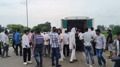 बारां से गुजर रहे नेशनल हाईवे 27 फतेहपुर टोल प्लाजा के पास हुआ हादसा, बाइक सवार गाय से टकराया, अधेड़ युवक गंभीर रूप से हुआ घायल, मौके पर पहुंची पुलिस,
घायल को एंबुलेंस की सहायता से पहुंचाया अस्पताल।।
#dcdmbaran #baransp #BaranPolice #baran #accident #BreakingNews #trendingnews
