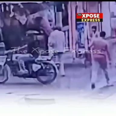 🚨 गुड़ खिलाना पड़ा भारी... हाथी ने ऑटो चालक को सूंड में लपेटकर कुचला, मौत!
इंदौर में शनिवार शाम करीब 4:18 बजे एक दर्दनाक हादसे में 49 वर्षीय ऑटो चालक विजय होलकर की हाथी के हमले में मौत हो गई। राजनगर चौकी के सामने विजय हाथी को गुड़ खिला रहे थे, तभी हाथी ने उन्हें सूंड में लपेटकर सड़क पर पटक दिया और दो बार पैरों से कुचल दिया।
रविवार को सामने आए वीडियो में दिख रहा है कि हाथी पहले सूंड हिलाकर दूर हटने का इशारा करता है। साथ खड़ा युवक पीछे हट जाता है, लेकिन विजय वहीं खड़े रहते हैं। इसके बाद हाथी अचानक उग्र हो गया।
पुलिस के अनुसार हाथी को उज्जैन से एक मांगलिक कार्यक्रम के लिए इंदौर लाया गया था। कार्यक्रम खत्म होने के बाद महावत उसे शहर में घुमाकर भीख मांग रहे थे। मामले में एक महावत को हिरासत में लिया गया है।
👉 ऐसे हादसों को रोकने के लिए आपकी क्या राय है? कमेंट में बताइए।
📲 Instagram: https://www.instagram.com/the.xposeexpress?igsh=cGRlNWl1ZG1taWlm
▶️ YouTube: https://youtube.com/@thexposeexpress
📘 Facebook: https://facebook.com/thexposeexpress
#TheXposeExpress #Indore #ElephantAtta