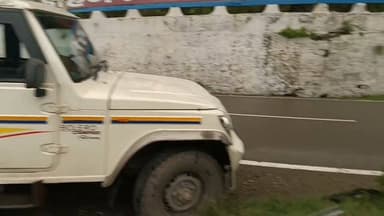 ब्रोरी के पास दूध से भरा कैंटर दुर्घटनाग्रस्त, चालक समेत तीन लोग सुरक्षित
सोलन: राष्ट्रीय उच्च मार्ग-5 पर ब्रोरी के समीप दूध से भरा एक कैंटर अनियंत्रित होकर सड़क से नीचे जा लुढ़का. हादसे के समय वाहन में चालक समेत तीन लोग सवार थे, जो सुरक्षित हैं । दुर्घटना में एक मोटरसाइकिल भी क्षतिग्रस्त हो गई, जबकि सड़क किनारे लगी रेलिंग, बिजली का खंभा, बिजली की तारें और पानी की पाइपलाइन को भी नुकसान पहुंचा। सूचना मिलते ही पुलिस मौके पर पहुंची और जांच शुरू कर दी।
#Solan #NH5 #RoadAccident #HimachalPradesh #BreakingNews #NewsHimachalNow