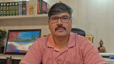 कोडरमा में हाथियों का आतंक जारी: मरकच्चो के खंडराडीह गांव में जंगली हाथियों के हमले में 55 वर्षीय किसान केदार यादव की दर्दनाक मौत। घटना के बाद आक्रोशित ग्रामीणों ने वन विभाग के खिलाफ किया हंगामा। मौके पर पहुंची पुलिस ने स्थिति को संभाला, जबकि डीएफओ ने सतर्क रहने की अपील करते हुए मुआवजे का भरोसा दिया। #Koderma #ElephantAttack #Marakcho #JharkhandNews
