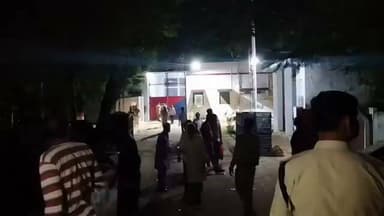 जेल से छूटते ही दबोचा गया 6 साल से फरार स्थाई वारंटी
छतरपुर जिले की गौरिहार पुलिस ने बड़ी सफलता हासिल करते हुए 6 वर्षों से फरार चल रहे एक स्थाई वारंटी को गिरफ्तार कर लिया। जानकारी के अनुसार आरोपी उप कारागार महोबा (उत्तर प्रदेश) से रिहा होने के तुरंत बाद पुलिस के हत्थे चढ़ गया।
बताया जा रहा है कि आरोपी लूट के मामले में लंबे समय से फरार था। जैसे ही उसके जेल से छूटने की सूचना मिली, गौरिहार पुलिस ने तत्परता दिखाते हुए उसे गिरफ्तार कर लिया।
पुलिस की इस कार्रवाई को कानून व्यवस्था बनाए रखने की दिशा में महत्वपूर्ण सफलता माना जा रहा है।
📍 बुंदेली भौकाल न्यूज़ के साथ बने रहें, हर छोटी-बड़ी खबर सबसे पहले।
#BreakingNews #Chhatarpur #Gaurihar #PoliceAction #LootCase #WantedCriminal #Arrest #MadhyaPradesh #UPNews #Mahoba #BundeliBhaukaalNews #MPNews #BundelkhandNews #LatestNews