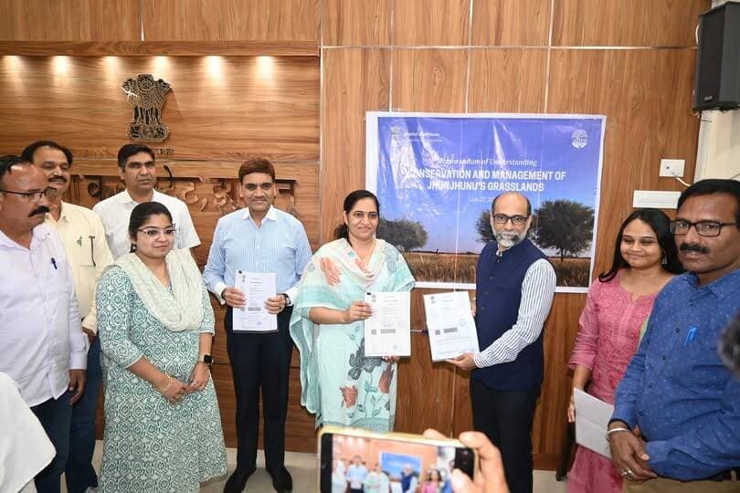 झुंझुनूं बना ATREE के साथ जुड़ने वाला राजस्थान का पहला जिला
चारागाह विकास के लिए जिला प्रशासन ने किया ऐतिहासिक एमओयू, वैज्ञानिक तरीके से होंगे चारागाह विकसित
झुंझुनूं, 27 जुलाई। जिले के चारागाहों के वैज्ञानिक विकास एवं पशुपालकों को गुणवत्तापूर्ण चारा उपलब्ध कराने की दिशा में झुंझुनूं जिला प्रशासन ने एक ऐतिहासिक पहल करते हुए देश की प्रतिष्ठित पर्यावरण एवं शोध संस्था ATREE (Ashoka Trust for Research in Ecology and the Environment) के साथ समझौता (एमओयू) किया है। इस पहल के साथ झुंझुनूं, ATREE के साथ जुड़ने वाला राजस्थान का पहला जिला बन गया है। इस परियोजना के माध्यम से जिले के चारागाहों का वैज्ञानिक विकास कर पशुपालन और ग्रामीण अर्थव्यवस्था को नई मजबूती प्रदान की जाएगी।
जिला कलेक्टर डॉ. अरुण गर्ग ने बताया कि करीब छह माह पूर्व जिला प्रशासन द्वारा ATREE से संपर्क कर झुंझुनूं के चारागाहों के वैज्ञानिक विकास का प्रस्ताव रखा गया था। इसके बाद संस्था के विशेषज्ञों ने जिले का कई बार दौरा कर विभिन्न स्थलों का अध्ययन किया। अध्ययन के उपरांत तीन महत्वपूर्ण एमओयू किए गए हैं, जिनके माध्यम से जिले में ग्रासलैंड डेवलपमेंट परियोजना का क्रियान्वयन प्रारंभ होगा।
उन्होंने बताया कि परियोजना के प्रथम चरण में बुहाना, गुढ़ागौड़जी एवं पीथूसर क्षेत्र के चारागाहों एवं जोहड़ों का चयन किया गया है। सबसे पहले बुहाना क्षेत्र में कार्य प्रारंभ होगा तथा इसके बाद चरणबद्ध तरीके से अन्य क्षेत्रों में भी वैज्ञानिक पद्धति से चारागाह विकसित किए जाएंगे। भविष्य में इस मॉडल का विस्तार जिले के अन्य चारागाहों तक किया जाएगा।
डॉ. गर्ग ने स्पष्ट किया कि इस परियोजना में सरकार की ओर से संस्था को किसी प्रकार की वित्तीय सहायता या भूमि आवंटित नहीं की जाएगी। ATREE केवल अपनी तकनीकी विशेषज्ञता, वैज्ञानिक परामर्श, बीज एवं प्रशिक्षण उपलब्ध कराएगी। वहीं, विभिन्न सरकारी योजनाओं, विशेष रूप से वीबीजी रामजी एवं अन्य योजनाओं के तहत उपलब्ध संसाधनों और श्रमिकों का नियमानुसार उपयोग किया जाएगा।
उन्होंने कहा कि परियोजना का उद्देश्य केवल चारागाह विकसित करना नहीं, बल्कि पशुपालन को अधिक लाभकारी बनाते हुए ग्रामीण अर्थव्यवस्था को सुदृढ़ करना भी है। इसके तहत स्थानीय घास की प्रजातियों का संरक्षण एवं संवर्धन, पशुओं के लिए वर्षभर गुणवत्तापूर्ण चारे की उपलब्धता, दुग्ध उत्पादन एवं गुणवत्ता में सुधार, चारागाहों की उत्पादकता में वृद्धि, ग्रामीणों को वैज्ञानिक प्रशिक्षण, विभिन्न योजनाओं का बेहतर समन्वय, चारागाह भूमि पर अतिक्रमण की रोकथाम तथा पर्यावरण संरक्षण एवं जैव विविधता को बढ़ावा दिया जाएगा।
ATREE के निदेशक डॉ. अबी वनक ने बताया कि उनकी संस्था पिछले लगभग 30 वर्षों से पर्यावरण, पारिस्थितिकी एवं ग्रासलैंड संरक्षण के क्षेत्र में कार्य कर रही है। उन्होंने कहा कि परियोजना के अंतर्गत किसी बाहरी या हाइब्रिड घास का उपयोग नहीं किया जाएगा, बल्कि सेवन, धामण जैसी स्थानीय घास की प्रजातियों को बढ़ावा दिया जाएगा, जो कम पानी में बेहतर उत्पादन देती हैं तथा पशुओं के स्वास्थ्य और दुग्ध उत्पादन के लिए अधिक उपयोगी हैं।
उन्होंने विश्वास व्यक्त किया कि झुंझुनूं में विकसित होने वाला यह मॉडल भविष्य में पूरे राजस्थान के लिए अनुकरणीय बनेगा तथा विभिन्न विभागों के समन्वय से चारागाह संरक्षण एवं विकास का प्रभावी मॉडल स्थापित होगा।
जिला प्रशासन का मानना है कि यह पहल पर्यावरण संरक्षण के साथ-साथ जिले के हजारों पशुपालकों की आजीविका को सुदृढ़ करने, ग्रामीण अर्थव्यवस्था को गति देने तथा आने वाली पीढ़ियों के लिए चारागाहों के संरक्षण की दिशा में मील का पत्थर साबित होगी।
एमओयू को यादगार बनाने के लिए जिला जनसंपर्क कार्यालय परिसर में पौधारोपण भी किया गया। इस अवसर पर जिला परिषद के मुख्य कार्यकारी अधिकारी पुरुषोत्तम धानका, उप वन संरक्षक काविया पी.वी., वाटरशैड एसई सुमेर सिंह, एक्सईएन मनोज गौड़, जिला जनसंपर्क अधिकारी हिमांशु सिंह, सहायक जनसंपर्क अधिकारी विकास चाहर सहित विभिन्न विभागों के अधिकारी एवं ATREE की प्रतिनिधि संजना उपस्थित रहे। <nis:link nis:type=tag nis:id=jhunjhunu nis:value=Jhunjhunu nis:enabled=true nis:link/> <nis:link nis:type=tag nis:id=jhunjhununews nis:value=JhunjhunuNews nis:enabled=true nis:link/> District Collector & Magistrate - Jhunjhunu