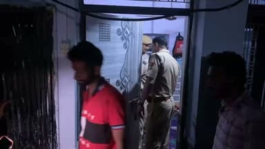 अपराध पर रोकथाम को लेकर पुलिस की रात्रि में प्रभावी गश्त।
बारां जिला मुख्यालय पर अपराधों पर लगाम कसने और आमजन में सुरक्षा का भरोसा बढ़ाने के लिए बारां पुलिस एक्शन मोड में नजर आई। अतिरिक्त पुलिस अधीक्षक सौरभ तिवारी देर रात खुद सड़कों पर उतरे और शहर के संवेदनशील इलाकों में पैदल गश्त कर सुरक्षा व्यवस्था का जायजा लिया।
#phqrajasthan #cmojaipur #baransp #BaranPolice #police #Crime