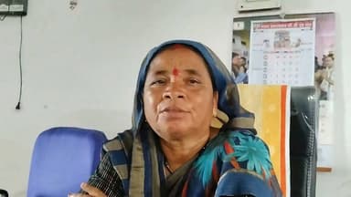अजब है व्यवस्था! सरपंच फरियादी बनी, गांव आज भी प्यासा
डिंडौरी कहते हैं "हर घर जल" सरकार की प्राथमिकता है। लेकिन डिंडौरी जिले के अमरपुर जनपद की ग्राम पंचायत सक्का में यह नारा शायद फाइलों तक ही सीमित रह गया है। यहां लगभग बीते दो वर्षों से नल-जल योजना बंद पड़ी है, और ग्रामीण आज भी नदी, कुएं और तालाब के दूषित पानी से अपनी प्यास बुझाने को मजबूर हैं।
सबसे दिलचस्प बात यह है कि शिकायत कोई आम ग्रामीण नहीं, बल्कि खुद ग्राम पंचायत की महिला सरपंच कर रही हैं। यानी जिस जनप्रतिनिधि को गांव की समस्याओं के समाधान के लिए चुना गया, वही अब दफ्तर-दफ्तर गुहार लगाने को मजबूर है।
कहानी की शुरुआत सड़क निर्माण से हुई। सड़क बनी या नहीं, यह अलग सवाल है, लेकिन निर्माण कंपनी ने नल-जल योजना की पाइपलाइन जरूर तोड़ दी। इसके बाद शुरू हुआ शिकायतों का अंतहीन सफर। आवेदन दिए गए, निवेदन किए गए, अधिकारियों के चक्कर लगाए गए, कलेक्टर तक गुहार पहुंची। इस बीच अधिकारी बदलते रहे, कलेक्टर बदलते रहे, लेकिन सक्का की किस्मत नहीं बदली। पाइपलाइन आज भी टूटी है और नल आज भी सूखे हैं।
सरपंच का कहना है कि गांव के लोग मजबूरी में दूषित पानी पी रहे हैं। बरसात के मौसम में जलजनित बीमारियों का खतरा बढ़ गया है, लेकिन जिम्मेदार विभागों की नींद अब तक नहीं टूटी। शायद किसी बड़े हादसे या बीमारी के इंतजार में पूरा सिस्टम मौन है।
विडंबना देखिए... एक ओर स्वच्छ पेयजल, जल जीवन मिशन और विकास के बड़े-बड़े दावे किए जाते हैं, दूसरी ओर सक्का के लोग आज भी प्रकृति के भरोसे अपनी प्यास बुझा रहे हैं। ऐसा लगता है कि योजनाओं का पानी गांव तक नहीं, केवल सरकारी रिपोर्टों तक ही पहुंच पाया है।
अब सवाल यह है कि जब एक निर्वाचित महिला सरपंच की आवाज़ दो साल तक अनसुनी रह सकती है, तो आम ग्रामीण की शिकायतों का क्या हाल होगा? क्या प्रशासन की प्राथमिकताओं में यह गांव शामिल है, या फिर यह भी उन फाइलों में दबा रहेगा जिन पर सिर्फ "शीघ्र कार्रवाई की जाए" लिखकर आगे बढ़ा दिया जाता है?
फिलहाल सक्का के ग्रामीणों को इंतजार है—न किसी नए वादे का, न किसी नए शिलान्यास का। इंतजार सिर्फ उस दिन का है, जब उनके गांव के सूखे नलों में दोबारा पानी बहेगा।
#Dindori #Sakka #NalJalYojana #HarGharJal #JalJeevanMission #WaterCrisis #GroundReality #MPNews #MadhyaPradesh #RuralIndia #VillageIssues #PublicVoice #Accountability #BreakingNews #JansamparkDigital #ViralNews