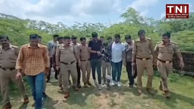 "बांदा में नाबालिग के अपहरण और दुष्कर्म के प्रयास का 48 घंटे में खुलासा, पुलिस मुठभेड़ में दोनों आरोपी गिरफ्तार" बांदा नाबालिग बालिका के अपहरण और दुष्कर्म के प्रयास के मामले में बांदा पुलिस को बड़ी सफलता मिली है। थाना कोतवाली नगर, थाना मरका और एसओजी की संयुक्त टीम ने पुलिस मुठभेड़ के बाद दोनों आरोपियों को गिरफ्तार कर लिया। मुठभेड़ में मुख्य आरोपी एजाज के पैर में गोली लगी, जबकि दो पुलिसकर्मी भी घायल हुए हैं। पुलिस ने आरोपियों के कब्जे से अवैध तमंचा, कारतूस और घटना में प्रयुक्त ई-रिक्शा बरामद किया है। दोनों आरोपियों के खिलाफ संबंधित धाराओं में मुकदमा दर्ज कर आगे की विधिक कार्रवाई की जा रही है।
Trand News India
#Banda #BreakingNews #UPPolice #BandaPolice #breakingnews