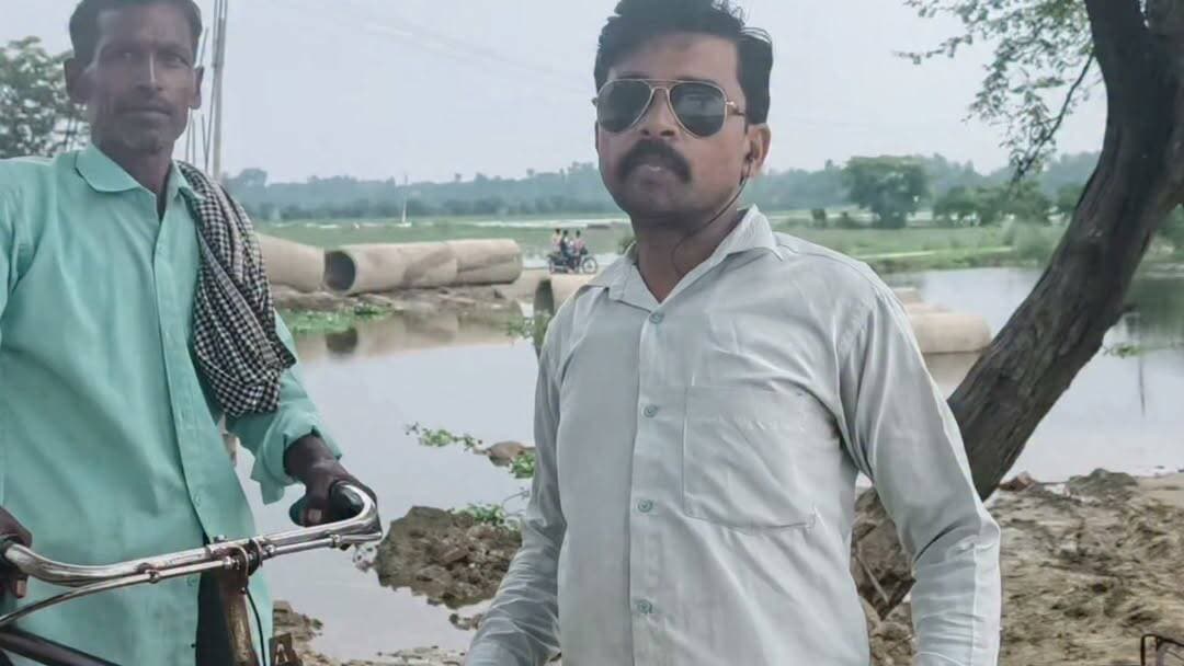 खबर का हुआ सीधा असर: ठेकेदार ने रातों-रात डाले पाइप, ग्रामीणों को मिली अस्थायी राहत
पूरेडलई (बाराबंकी)। खबर हलचल में प्रमुखता से प्रकाशित एवं प्रसारित ग्राउंड रिपोर्ट का असर देखने को मिला। सरायदुनौली-करौनी मार्ग स्थित बडराई नाले पर निर्माणाधीन पुलिया का कार्य ठप होने और ग्रामीणों के जान जोखिम में डालकर नाला पार करने की खबर सामने आने के बाद ठेकेदार ने रातों-रात नाले में बड़े पाइप (साइफन) डालकर मिट्टी भरवाते हुए अस्थायी रास्ता तैयार कराया।
हालांकि यह व्यवस्था फिलहाल अस्थायी है, लेकिन इससे क्षेत्र के लोगों को कुछ राहत मिली है। अब ग्रामीण किसी तरह इस मार्ग से आवागमन कर पा रहे हैं। स्थानीय लोगों को उम्मीद है कि प्रशासन और संबंधित विभाग जल्द ही स्थायी एवं सुरक्षित आवागमन की व्यवस्था सुनिश्चित करेगा।
यह मार्ग नसीमपुर, तिलवारी, मल्लाहनपुरवा, इटहुआ पश्चिम, करौनी, गौरी का पुरवा, गोबरहा सहित 6 से 8 गांवों को जोड़ने वाला प्रमुख संपर्क मार्ग है। प्रतिदिन सैकड़ों ग्रामीण इसी रास्ते से स्कूल, अस्पताल, बाजार और अन्य जरूरी कार्यों के लिए आते-जाते हैं।
ग्रामीणों का कहना है कि पुलिया निर्माण कार्य जल्द पूरा कराया जाए, ताकि बरसात और संभावित बाढ़ के दौरान लोगों को परेशानी का सामना न करना पड़े।
#बाराबंकी #पूरेडलई #खबर_का_हुआ_सीधा_असर #ग्राउंड_रिपोर्ट #रवि_गुप्ता #खबर_हलचल #पुलिया_निर्माण #बाढ़ #ग्रामीण_समस्या #PWD