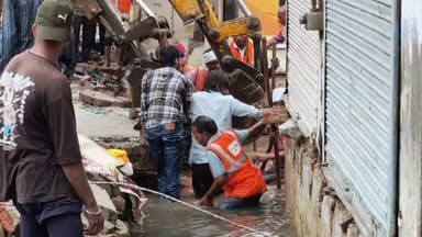 दर्दनाक हादसा! स्कूल से घर लौट रही कक्षा 4 की छात्रा नाले में बही, 3 घंटे से रेस्क्यू जारी 🚨🚨 बुलंदशहर से एक बेहद दुखद खबर सामने आ रही है। स्कूल की छुट्टी के बाद घर लौट रही मासूम छात्रा बारिश और जलभराव से बचने के लिए दुकान की पटिया पर खड़ी हुई थी। इसी दौरान संतुलन बिगड़ने से वह गहरे नाले में जा गिरी और पानी के तेज बहाव में बह गई। मौके पर अफरा-तफरी, राहत कार्य जारी मासूम को बचाने के लिए पिछले 3 घंटे से पुलिस, फायर ब्रिगेड और नगर पालिका की टीमें रेस्क्यू ऑपरेशन में जुटी हुई हैं। भारी जलभराव के बीच बच्ची की तलाश लगातार की जा रही है। इस घटना के बाद इलाके में हड़कंप मच गया है और परिजनों का रो-रोकर बुरा हाल है। #bulandshahr #RescueOperation #UP #rainwaterlogging #UPPolice