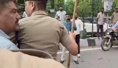 पुलिस कस्टडी से भाग रहे गैं*गरे*प के आरोपियों पर टूटा भीड़ का कहर, भीड़ से आरोपियों को छुड़ाने में छूटे पुलिस के पसीने।
#rudrapur #udhamsinghnagar #GangRape #facebookreelsviral #facebookreels #facebookviral #facebookpost #fightcoronavirus #uttrakhand