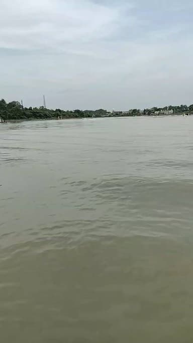 📍 बांदा का ऐतिहासिक नवाब टैंक 🏞️
बांदा शहर की ऐतिहासिक धरोहर नवाब टैंक का निर्माण नवाब जुल्फिकार अली बहादुर द्वारा कराया गया था। यह तालाब केवल जल संरक्षण का माध्यम नहीं, बल्कि बांदा के गौरवशाली इतिहास, स्थापत्य कला और सांस्कृतिक विरासत का भी प्रतीक है।
आज भी नवाब टैंक स्थानीय लोगों और पर्यटकों के आकर्षण का प्रमुख केंद्र है। यदि हम अपनी ऐतिहासिक धरोहरों का संरक्षण करें, तो आने वाली पीढ़ियाँ भी अपने इतिहास पर गर्व कर सकेंगी।
📹 ऐसे ही बुंदेलखंड के इतिहास, संस्कृति और विरासत से जुड़ी रोचक जानकारी के लिए @bundelilehar को फ़ॉलो करें।
#NawabTank #Banda #Bundelkhand #HistoricalPlace #UttarPradesh #Heritage #History #BundeliLehar