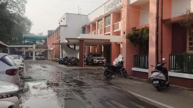 शनिवार को उपयुक्त बिलासपुर कार्यशाला के प्रांगण में फैली गंदगी