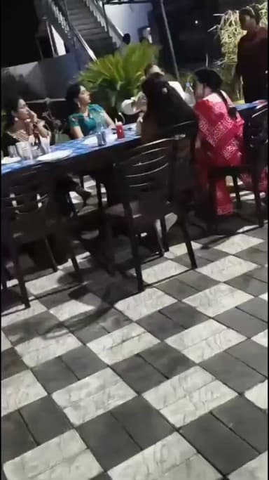 सक्ती जिले के हरेठी स्थित पापा ढाबा का एक वीडियो सोशल मीडिया पर तेजी से वायरल हो रहा है। वीडियो में कथित रूप से एक कर्मचारी पुरुष शौचालय के भीतर कटोरी, प्लेट और अन्य बर्तन साफ करता दिखाई दे रहा है। हालांकि, CG Voice News इस वायरल वीडियो की स्वतंत्र पुष्टि नहीं करता और ढाबा संचालक का पक्ष भी अभी सामने नहीं आया है। मामले पर खाद्य एवं औषधि प्रशासन के अधिकारी शांतनु भट्टाचार्य ने बताया कि वीडियो उनके संज्ञान में आया है। ढाबा संचालक को कारण बताओ नोटिस जारी किया जाएगा तथा जवाब और जांच के आधार पर नियमानुसार आगे की कार्रवाई की जाएगी।
#CGVoiceNews #Sakti #PapaDhaba #ViralVideo #FoodSafety #ChhattisgarhNews #BreakingNews #CGNews
