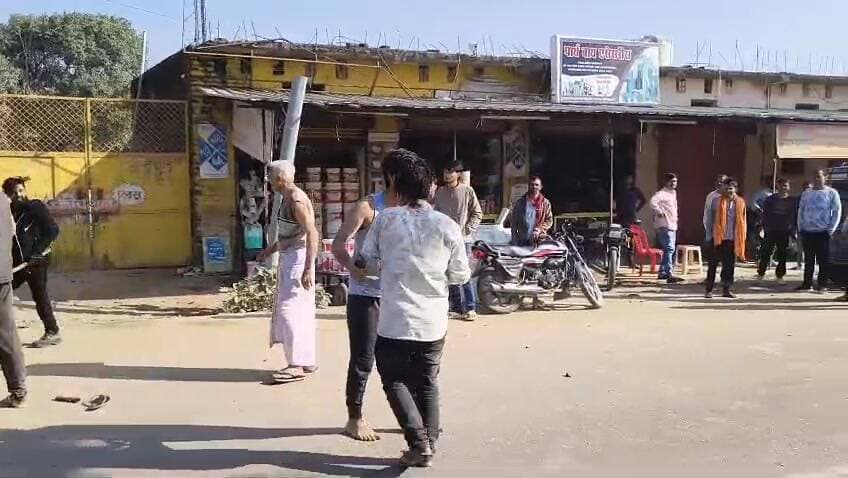 चंदला रोड पर लवकुशनगर में 2 पक्षों में हुई मारपीट पुलिस ने दोनों पक्षों पर किया मामला दर्ज !
दो पक्षों में जमकर चले लाठी डंडे, मारपीट दोनों पक्षों के कुल 5 लोग हुए घायल, लवकुशनगर थाना के चंदला रोड़ की घटना, 9 बजे कुछ लोगों द्वारा घर में जाकर मारपीट की, घटना को अंजाम दिया गया, पुलिस ने दोनों पक्षों की ओर से मारपीट सहित अन्य धाराओं में मामला पंजीबद्ध कर लिया है
पुरानी रंजिश के चलते हुई मारपीट