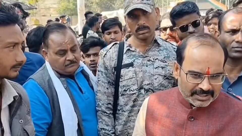 खजुराहो गौतम रिसॉर्ट फूड प्वाइजनिंग मामला...
मृतकों के परिजनों से विधायक अरविंद पटैरिया ने की मुलाकात*
*हर संभव मदद का दिया आश्वासन !!*
छतरपुर/बीते दिनों गौतम होटल में खाना खाने से हुई 3 लोगों की मौत के मामले में पीड़ित परिवार से राजनगर विधायक अरविंद पटेरिया ने की मुलाकात, हर संभव मदद कर दिलाया आश्वासन,
घटना की जानकारी के बाद राजनगर विधायक अरविंद पटैरिया ने मृतकों के परिजनों से मुलाकात कर उन्हें ढांढस बंधाया। उन्होंने आश्वासन दिया कि इस दुखद घटना में प्रभावित सभी परिवारों को हर संभव सरकारी सहायता उपलब्ध कराई जाएगी।
विधायक ने अस्पताल में भर्ती मरीजों के उपचार और स्थिति की भी जानकारी ली तथा अधिकारियों को बेहतर स्वास्थ्य सुविधाएँ सुनिश्चित करने के निर्देश दिए।