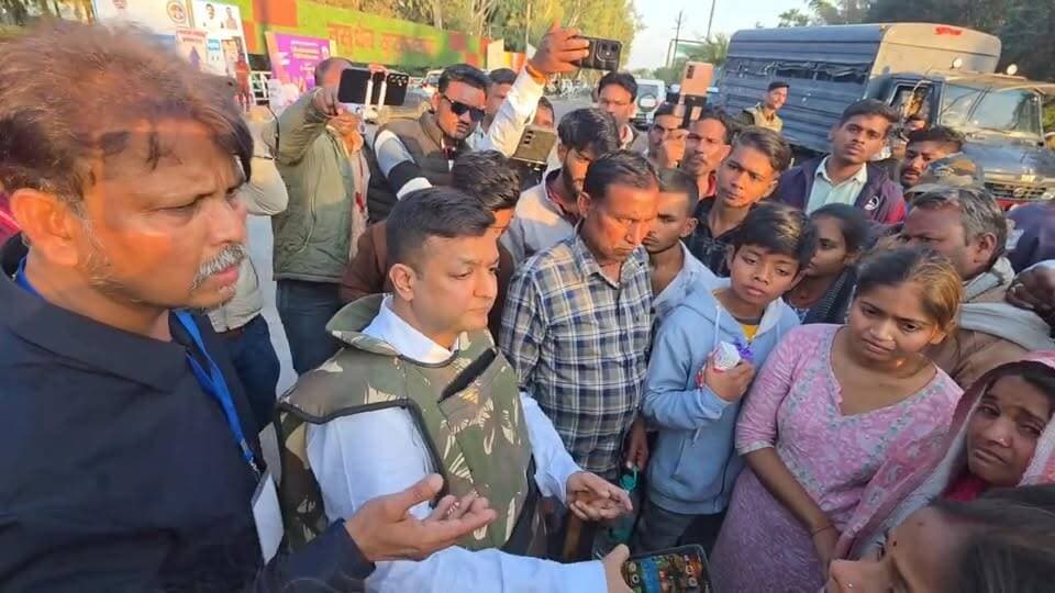 कैबिनेट बैठक के दौरान 6 घण्टे का जाम रहा खजुराहो...
एडीएम ने खाई मां की कसम से तब खुला जाम....
@highlight Collector Office Chattarpur SP Chhatarpur Jansampark Madhya Pradesh नगर पालिका परिषद छतरपुर बुलंद छतरपुर CM Madhya Pradesh Congress Chhatarpur Kamal Nath जिला भाजपा कार्यालय छतरपुर Sonu Shivhare निर्दोश कृष्ण शास्त्री जी रामकिशोर पटेल पत्रकार छतरपुर Sameer Awasthi Official बागेश्वर धाम भक्त मंडल PMO India Keval Patel Kharrohi