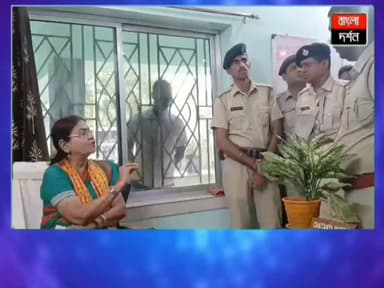 গৌকর্ণ পুলিশ ফাঁড়িতে মন্ত্রীর কড়া বার্তা, প্রাপ্তবয়স্ক যুবতীকে মেডিক্যাল করানোর অভিযোগে তীব্র ভর্ৎসনা
মুর্শিদাবাদের গৌকর্ণ পুলিশ ফাঁড়িতে প্রাপ্তবয়স্ক যুবক-যুবতীর স্বেচ্ছায় বিয়ের পর যুবতীকে মেডিক্যাল পরীক্ষার জন্য পাঠানোর অভিযোগ ঘিরে নতুন করে বিতর্কের সৃষ্টি হয়েছে।
অভিযোগের বিষয়টি জানতে পেরে কান্দির বিধায়িকা তথা প্রতিমন্ত্রী গার্গী দাস ঘোষ সরাসরি গৌকর্ণ পুলিশ ফাঁড়িতে পৌঁছান। সেখানে দায়িত্বপ্রাপ্ত অফিসার চৈতন্য মণ্ডলের সঙ্গে কথা বলে তিনি কড়া ভাষায় অসন্তোষ প্রকাশ করেন।
প্রাপ্তবয়স্ক যুবতীর ক্ষেত্রে কেন মেডিক্যাল পরীক্ষার প্রয়োজন হল, তা নিয়ে সরাসরি প্রশ্ন তোলেন প্রতিমন্ত্রী। তিনি স্পষ্টভাবে জানান, ভবিষ্যতে এ ধরনের অভিযোগ আর উঠলে সংশ্লিষ্টদের বিরুদ্ধে কঠোর প্রশাসনিক ব্যবস্থা নেওয়া হবে।
ঘটনাকে কেন্দ্র করে এলাকায় ব্যাপক চর্চা শুরু হয়েছে। আইন মেনে প্রাপ্তবয়স্কদের স্বেচ্ছায় বিবাহের অধিকার এবং পুলিশি ভূমিকা নিয়ে নতুন করে প্রশ্ন উঠতে শুরু করেছে।
#kandi #kandinews #murshidabadnewsi #murshidabad #police #wpb #BJPGovernment #BJPNEWS #WestBengal #news