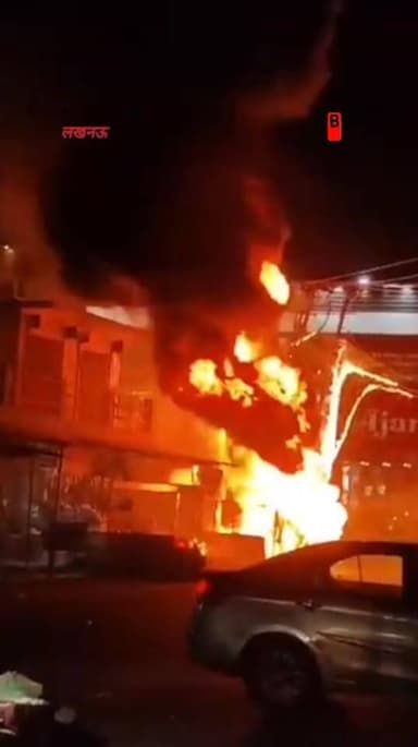 लखनऊ में एक ट्रांसफार्मर में जबरदस्त आग फैल गई थी ट्रांसफार्मर हीट हो गया था ज्यादा लोड के कारण, #news #lakhnow #transfarmer #fire #bijali