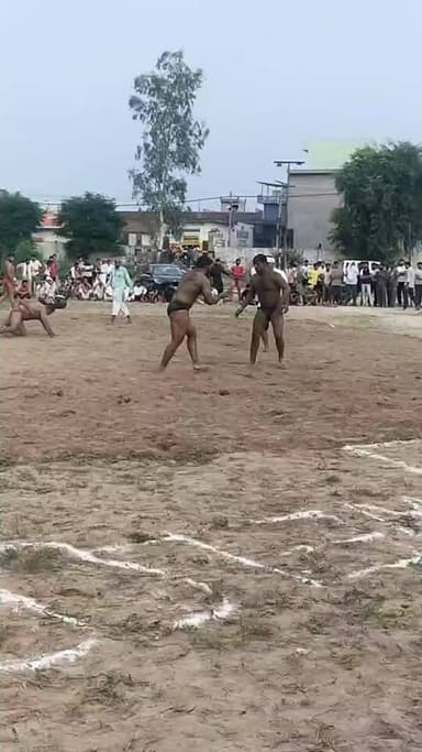 बहरामपुर गांव में इनामी दंगल प्रतियोगिता दूसरे राज्यों से आकर पहलवानों ने दिखाई जोर आजमाइश