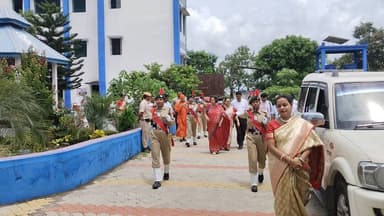কোচবিহার জেলার ঘোকসাডাঙার বীরেন্দ্র মহাবিদ্যালয়ের তোর্ষা হলে বৃহস্পতিবার স্বামী বিবেকানন্দ ও শ্রীঅরবিন্দের চিন্তা ও দর্শন বিষয়ক একদিনের জাতীয় আলোচনা চক্র অনুষ্ঠিত হয়। ইন্ডিয়ান কাউন্সিল অব ফিলোসফিক্যাল রিসার্চ (ICPR) এবং বীরেন্দ্র মহাবিদ্যালয়ের যৌথ উদ্যোগে এই সেমিনারের আয়োজন করা হয়।অনুষ্ঠানের শুভ সূচনা করেন পঞ্চানন বর্মা বিশ্ববিদ্যালয়ের উপাচার্য অধ্যাপক (ড.) সঞ্চারী রায় মুখার্জি। তিনি প্রদীপ প্রজ্বলনের মাধ্যমে জাতীয় সেমিনারের আনুষ্ঠানিক উদ্বোধন করেন।
A one-day National Seminar on the thoughts of Swami Vivekananda and Sri Aurobindo was organized on Thursday at the Torsa Hall of Birendra Mahavidyalaya, Ghoksadanga. The seminar was jointly organized by the Indian Council of Philosophical Research (ICPR) and Birendra Mahavidyalaya.
The seminar was formally inaugurated with the ceremonial lighting of the lamp by Prof. (Dr.) Sanchari Roy Mukherjee, Hon'ble Vice-Chancellor of Panchanan Barma University, Cooch Behar.
Among the distinguished guests present were Prof. Madhab Chandra Adhikary, Registrar of Panchanan Barma University; Swami Tarkeshwarananda Maharaj, Head of the Ramakrishna Math, Cooch Behar; Prof. Sabitri Devi from Cotton University, Guwahati; Dr. Bijoy Kumar Sarkar, Head of the Department of Philosophy, Panchanan Barma University; Dr. Gobinda Rajbanshi, Principal of Birendra Mahavidyalaya; Dr. Sahadev Roy, Vice-Principal; Dr. Samir Adhikary, Professor of Philosophy; along with several other eminent academicians.🤝🏻