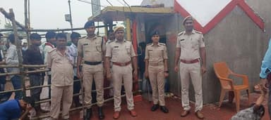 Sitamarhi Police आपकी सुरक्षा एवं सेवा में सदैव तत्पर 🚩
सावन माह की प्रथम सोमवारी के अवसर पर श्रद्धालुओं की सुरक्षा, सुगम आवागमन एवं विधि-व्यवस्था बनाए रखने के उद्देश्य से सीतामढ़ी पुलिस द्वारा व्यापक सुरक्षा व्यवस्था की गई है।
जिला के विभिन्न शिवालयों, मंदिरों, प्रमुख पूजा स्थलों एवं श्रद्धालुओं के आवागमन वाले मार्गों पर पर्याप्त संख्या में पुलिस पदाधिकारी एवं बल की प्रतिनियुक्ति की गई है, ताकि सभी श्रद्धालु सुरक्षित वातावरण में पूजा-अर्चना कर सकें।
वरीय पुलिस अधिकारियों द्वारा लगातार भ्रमणशील रहकर सुरक्षा व्यवस्था का जायजा लिया जा रहा है। इसके अतिरिक्त विभिन्न संवेदनशील स्थलों एवं प्रमुख मार्गों पर गश्ती टीम लगातार भ्रमणशील है तथा सतत निगरानी रखी जा रही है।
सीतामढ़ी पुलिस आमजन एवं श्रद्धालुओं से अपील करती है कि वे यातायात नियमों का पालन करें l किसी भी प्रकार की संदिग्ध गतिविधि अथवा आपात स्थिति की सूचना तत्काल निकटतम पुलिस पदाधिकारी अथवा डायल 112 पर दें।
#SitamarhiPolice #Sawan2026 #FirstSomwari #BiharPolice #InYourService #SafetyFirst #Dial112