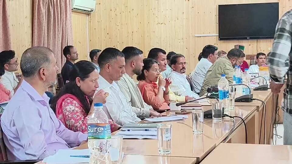 #रामपुर बुशहर : पंचायत समिति सभागार में विभिन्न विभागों से संबंधित कार्यों की समीक्षा बैठक की अध्यक्षता करते विधायक नंद लाल