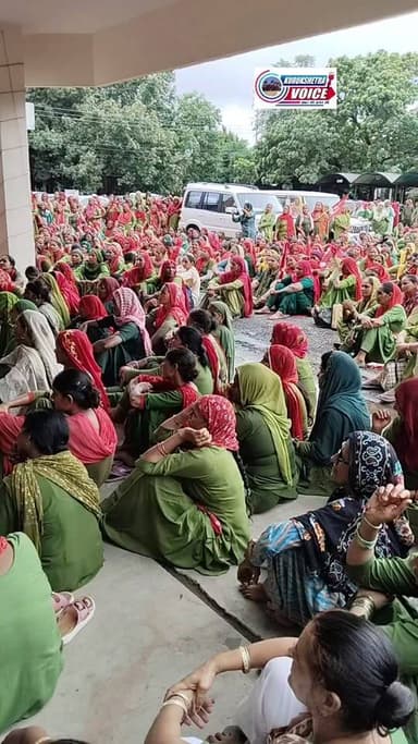 कुरुक्षेत्र में मानदेय और न्यूनतम वेतन की मांग को लेकर लघु सचिवालय पहुंचे मिड-डे मील वर्कर, मांगें पूरी होने तक आंदोलन जारी रखने का ऐलान। #MidDayMealWorkers #Haryana #Kurukshetra #CMResidence #WorkersProtest #kurukshetravoice