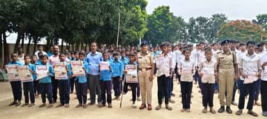 महिला सुरक्षा व लैंगिक समानता के लिए सोनबरसा पुलिस का जागरूकता अभियान; छात्रों से की डायल-112 का उपयोग करने की अपील
पूरी खबर कॉमेंट बॉक्स में....
#OperationVidhiPalak #WomenSafety #GenderEquality #SonbarsaPolice #AwarenessCampaign #Dial112 #RespectWomen #LawAndOrder #ResponsibleCitizens #ऑपरेशन_विधि_पालक #महिला_सुरक्षा #सोनबरसा_पुलिस #लैंगिक_समानता #जागरूकता_अभियान #डायल112