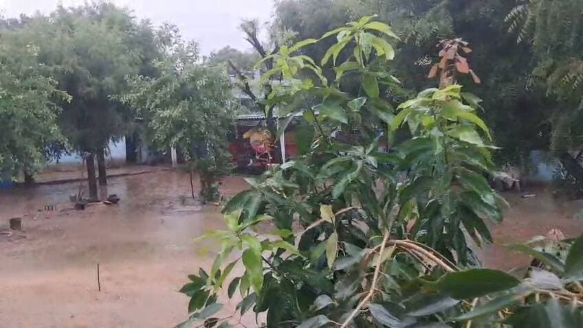 दो दिन की झमाझम बारिश से खिल उठे किसानों के चेहरे, मौसम हुआ सुहाना!
उपखंड टोडाभीम क्षेत्र के गाँव पहाड़ी में लगातार दो दिनों से रुक-रुक कर हो रही बारिश ने किसानों के चेहरों पर खुशी लौटा दी है। लंबे इंतजार के बाद मेघों की मेहरबानी से खेतों में नई उम्मीद जगी है, वहीं बारिश ने तापमान में भी अच्छी-खासी गिरावट ला दी है। किसानों को अब खरीफ फसलों के बेहतर उत्पादन की आस बंध गई है और पूरे क्षेत्र में मौसम खुशनुमा हो गया है।
#टोडाभीम #बारिश #किसान #मानसून #खेती #राजस्थान #टोडाभीम #GoodNews #Newse57 GGC