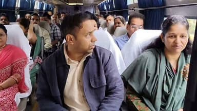 सागर। मुख्यमंत्री जन-विश्वास अभियान के तहत शुक्रवार को जिला प्रशासन ने ईंधन की बचत, सादगी और सामूहिक कार्य संस्कृति का संदेश देते हुए अनूठी पहल की। कलेक्टर श्रीमती प्रतिभा पाल के नेतृत्व में समस्त जिला अधिकारी अलग-अलग वाहनों के बजाय बस पूलिंग के माध्यम से ग्राम ढाना के लिए रवाना हुए।
अभियान के दौरान प्रशासनिक अधिकारी ग्राम ढाना में आमजन से सीधे संवाद करेंगे तथा मौके पर ही उनकी समस्याओं और शिकायतों का निराकरण करेंगे। इस पहल का उद्देश्य प्रशासन को जनता के बीच ले जाकर पारदर्शी, त्वरित और प्रभावी समाधान उपलब्ध कराना है।
मुख्यमंत्री जन-विश्वास अभियान के माध्यम से शासन आम नागरिकों तक योजनाओं का लाभ पहुंचाने और उनकी समस्याओं के शीघ्र समाधान के लिए लगातार प्रयासरत है। Collector Office Sagar Dr Mohan Yadav
#Sagar #Dhana #CMJanVishwasAbhiyan #PratibhaPal #JansamparkMP #MadhyaPradesh #CollectorSagar #BreakingNews